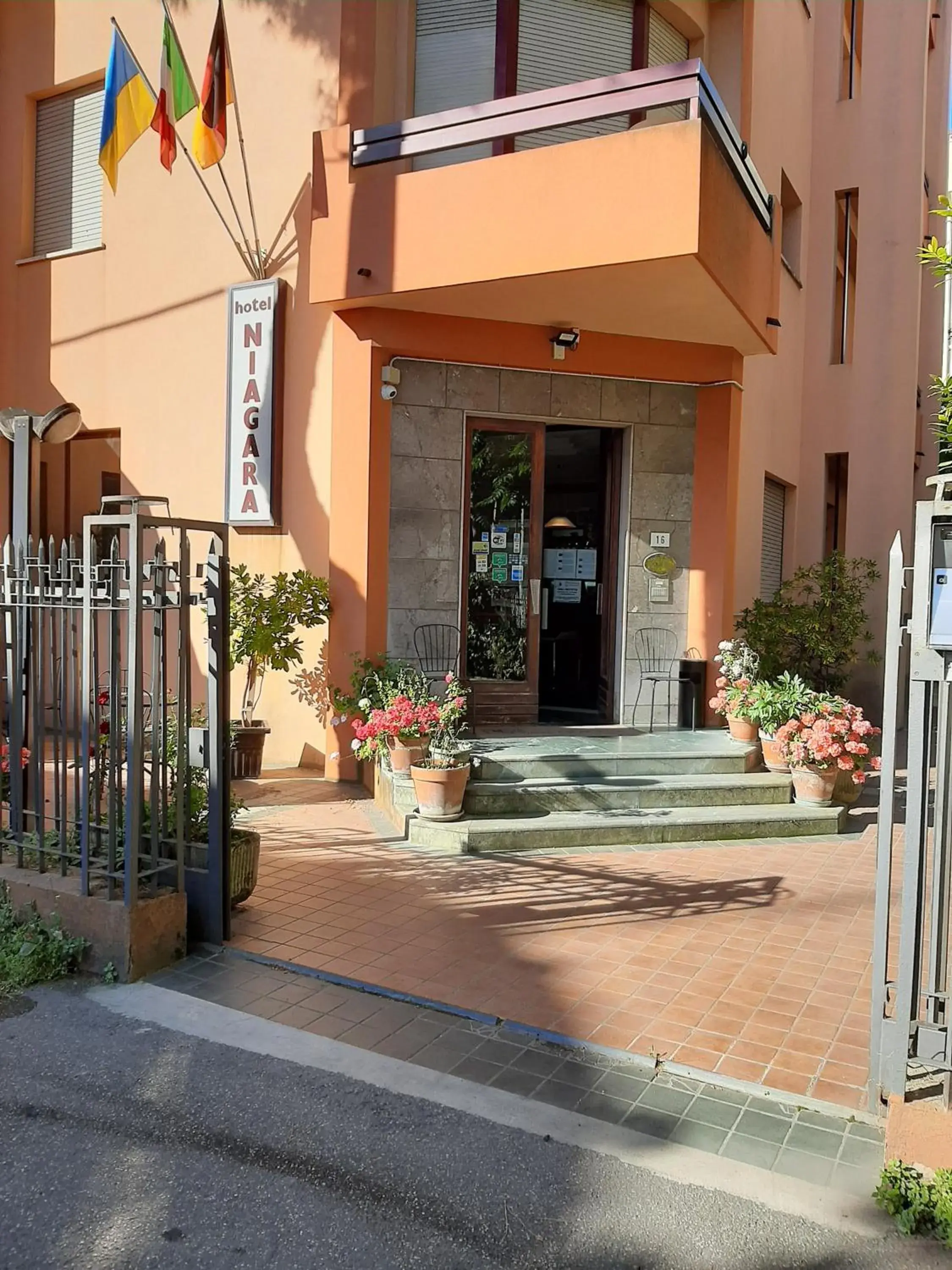 Facade/entrance in Hotel Niagara Facade/entrance in Hotel Niagara