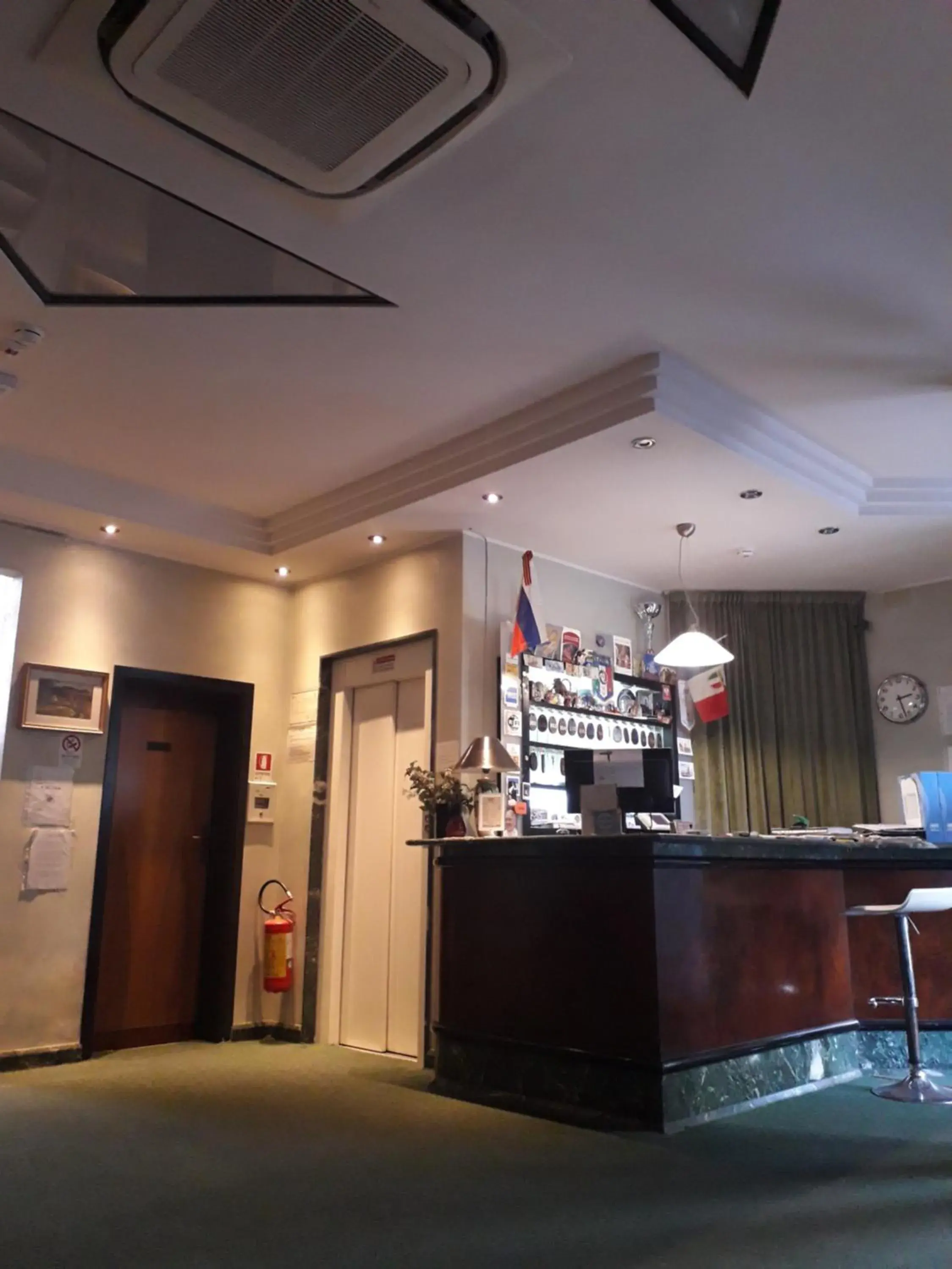 Lobby or reception in Hotel Niagara Lobby or reception in Hotel Niagara