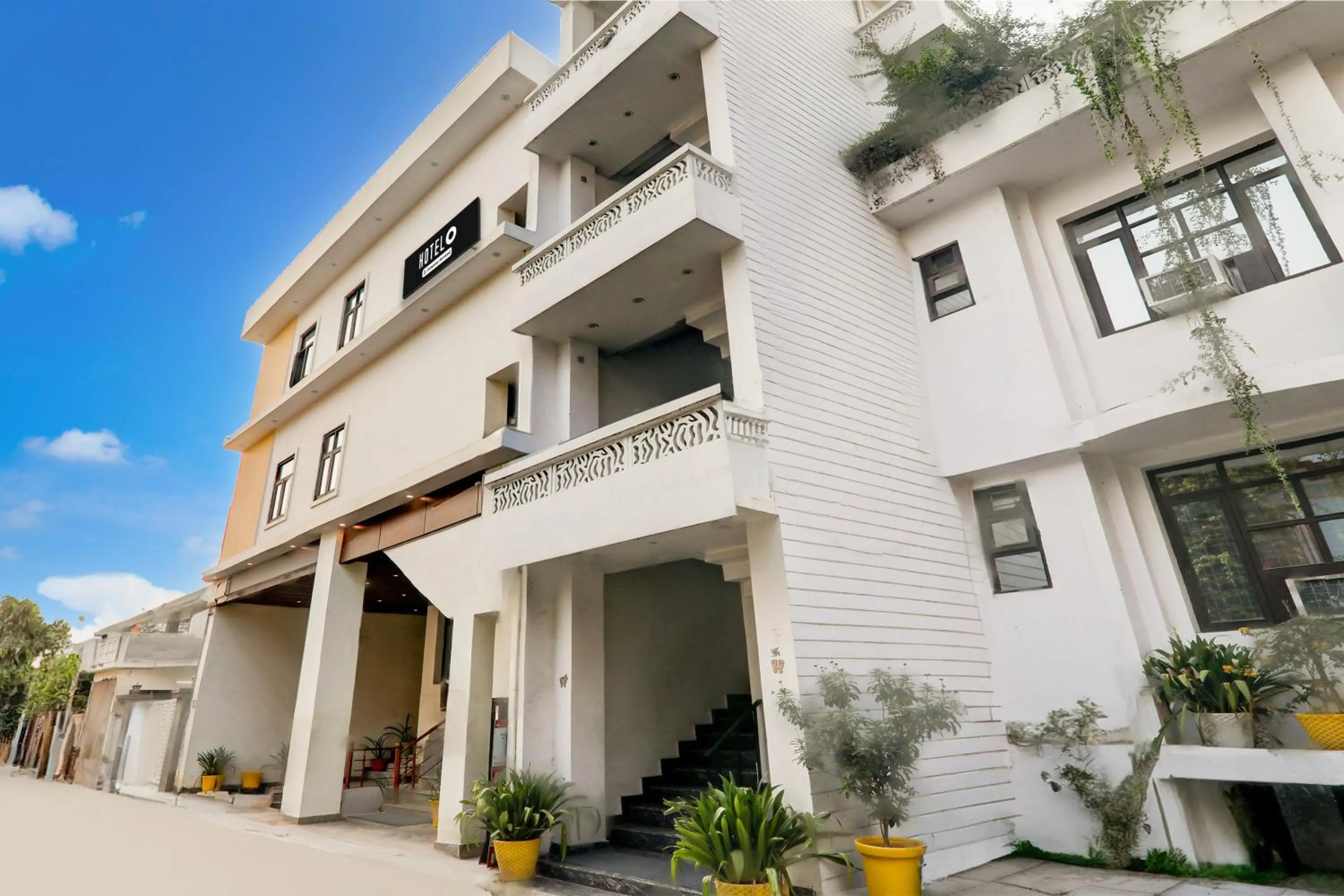 Facade/entrance in Super Hotel O Indira Nagar