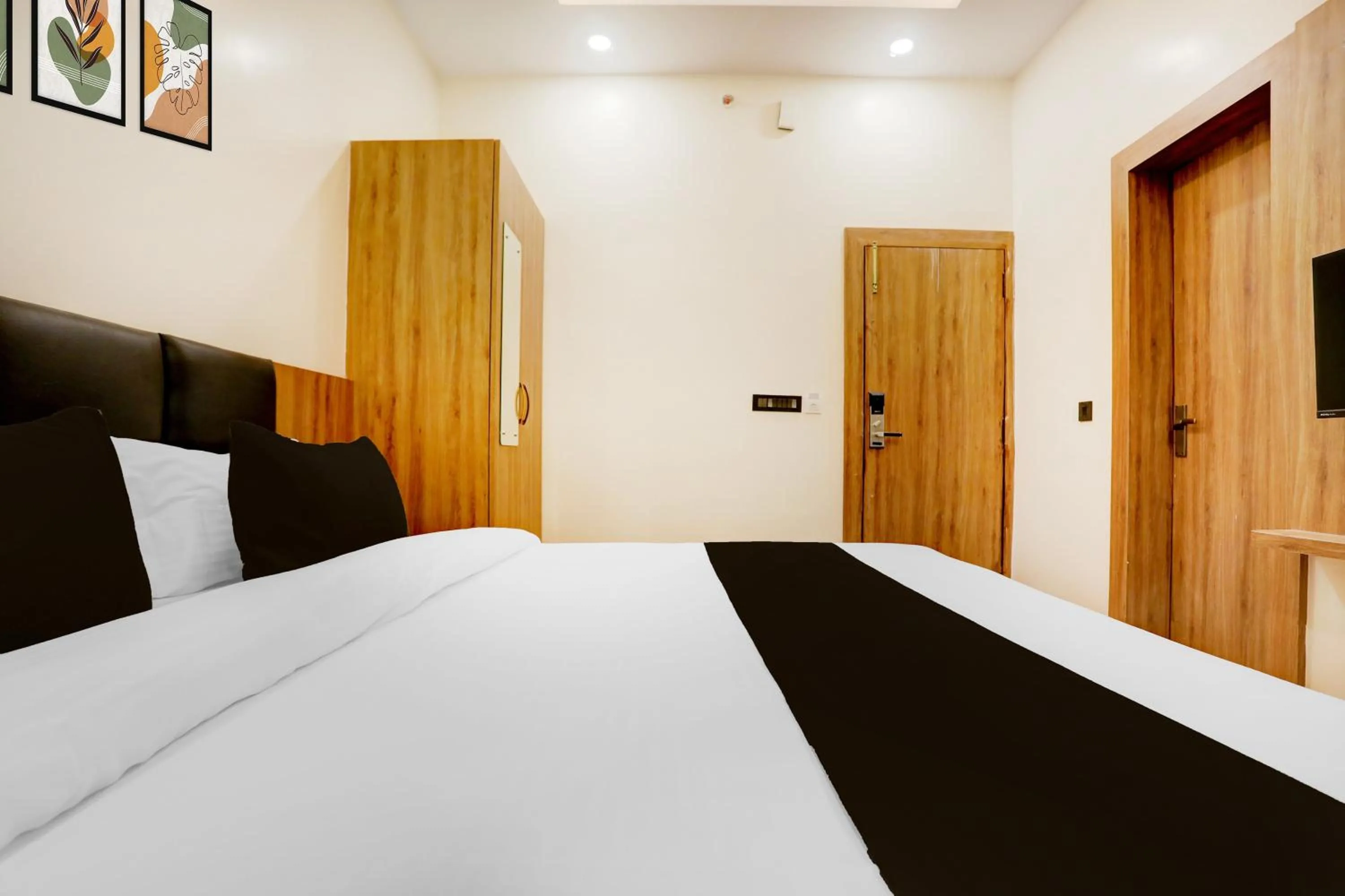 Bedroom, Bed in Super Townhouse Oak AIIMS Walmi Govindpur