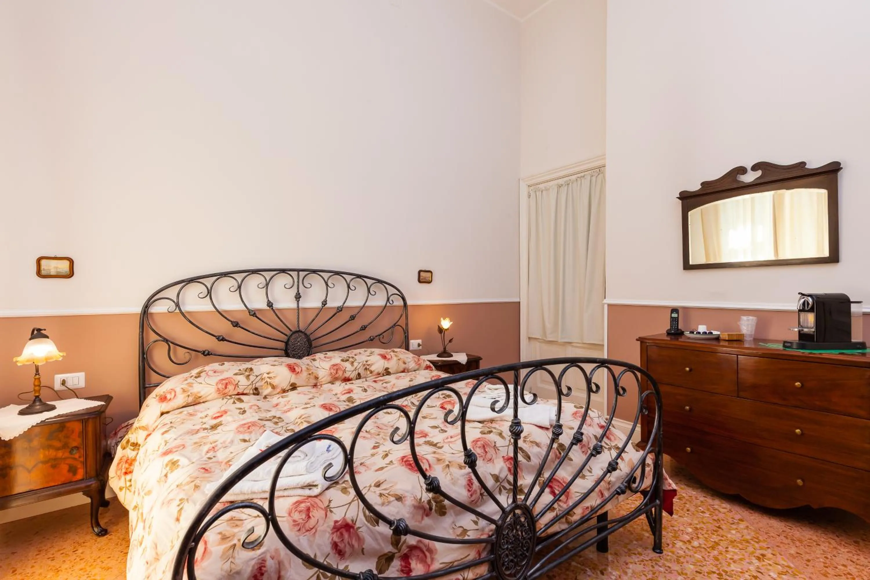 Photo of the whole room in At Home Lettieri