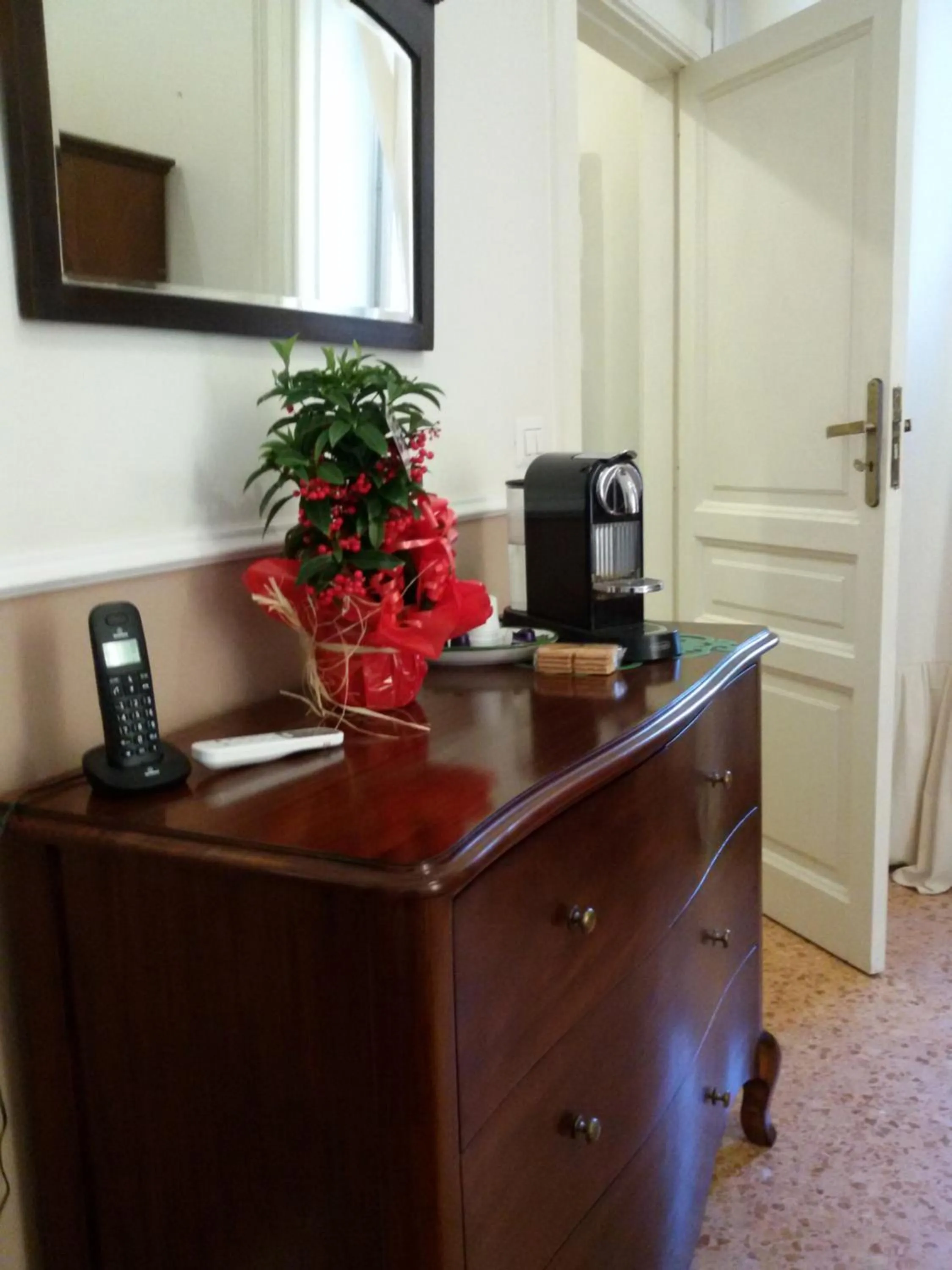 Photo of the whole room in At Home Lettieri