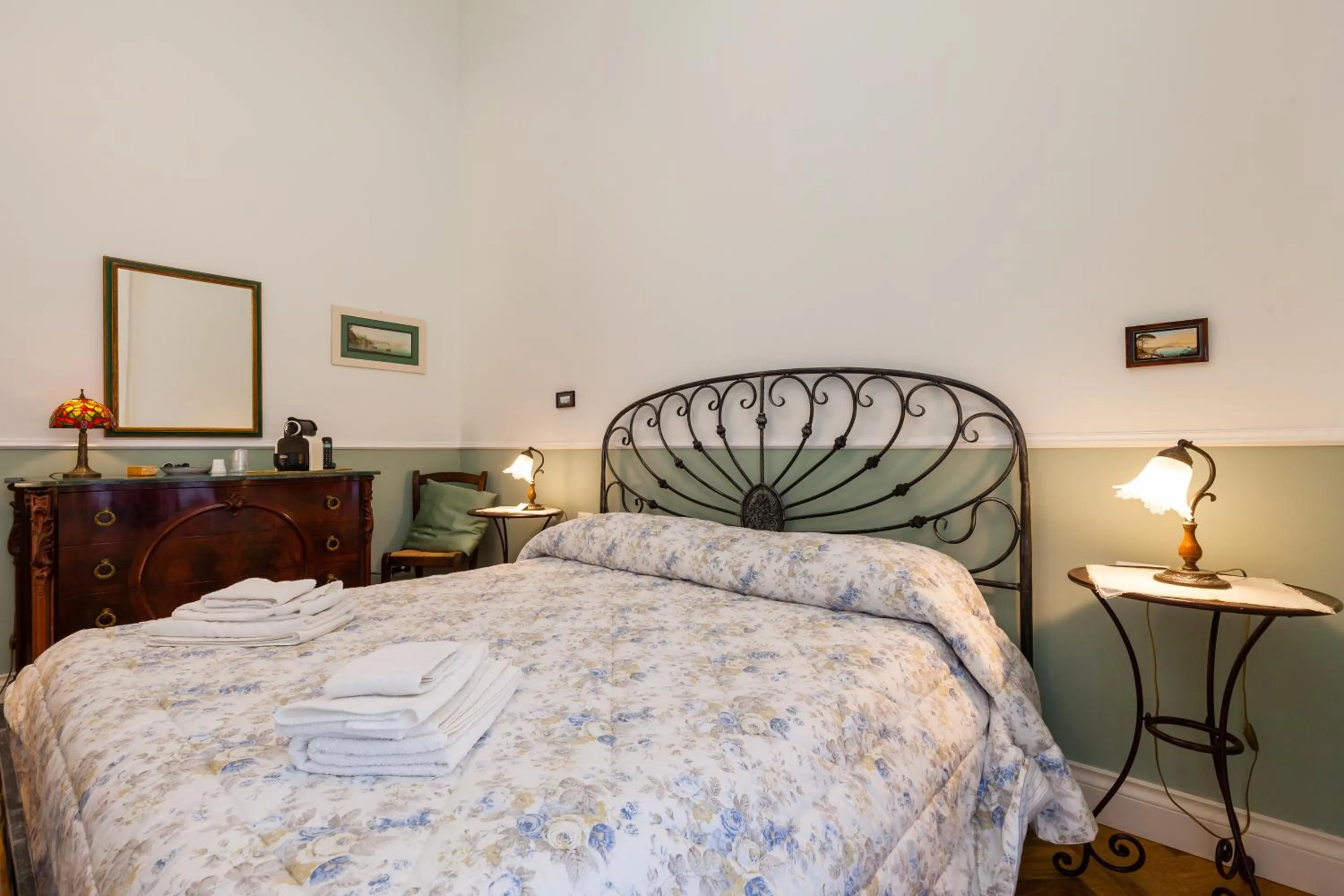 Photo of the whole room in At Home Lettieri