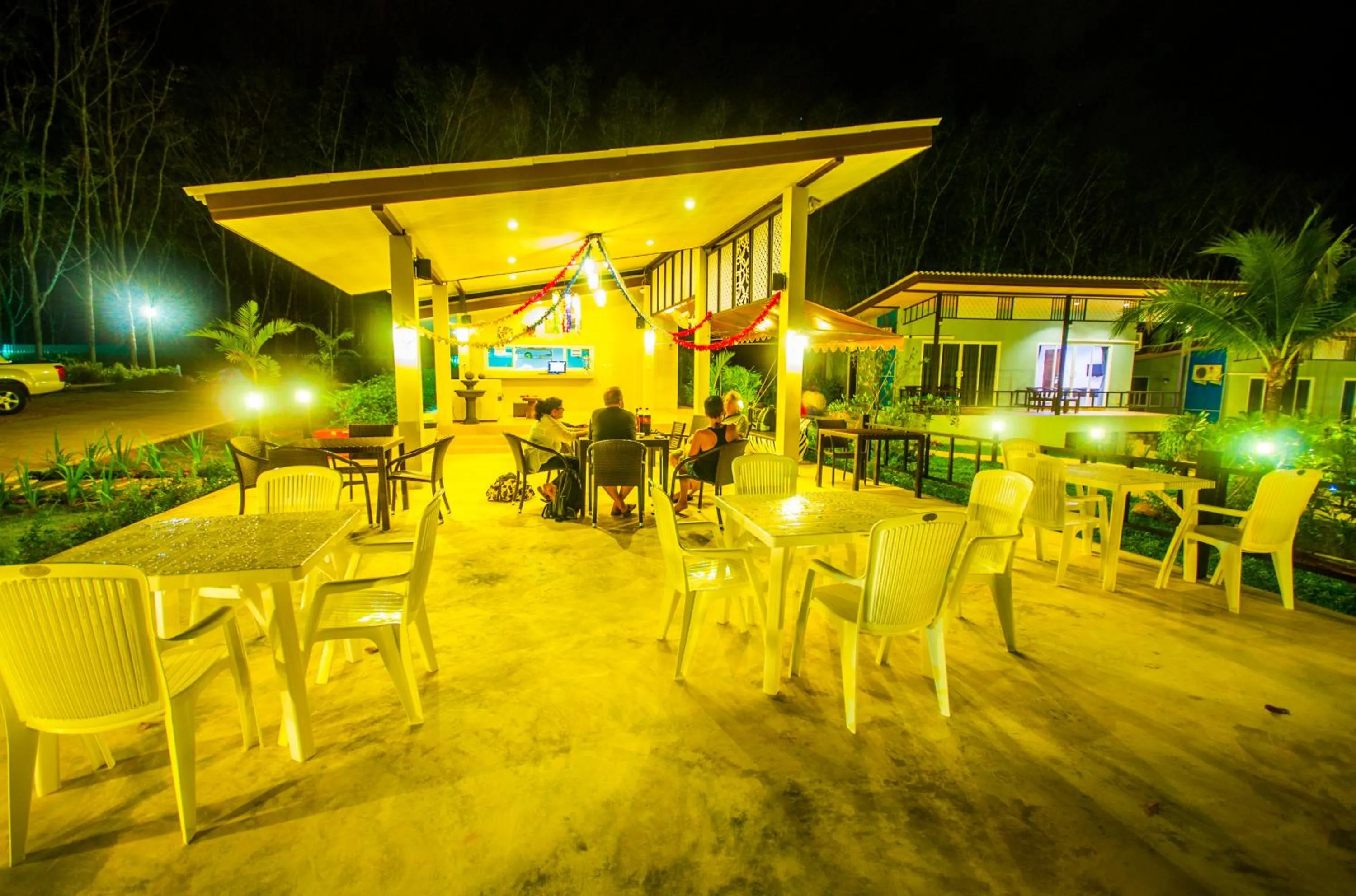 Restaurant/places to eat in Chomphu Resort