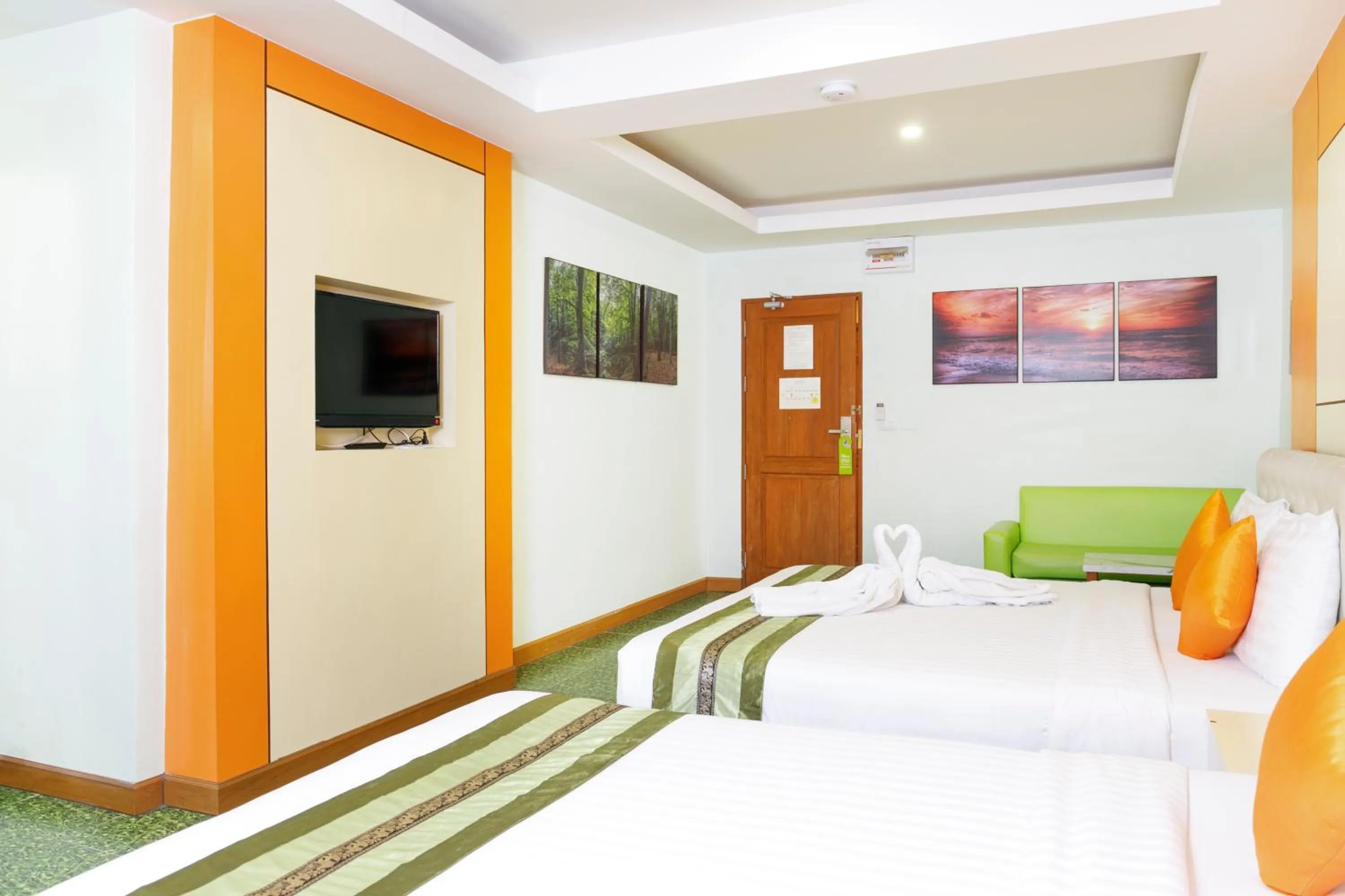 Photo of the whole room, Bed in Lucky Green View