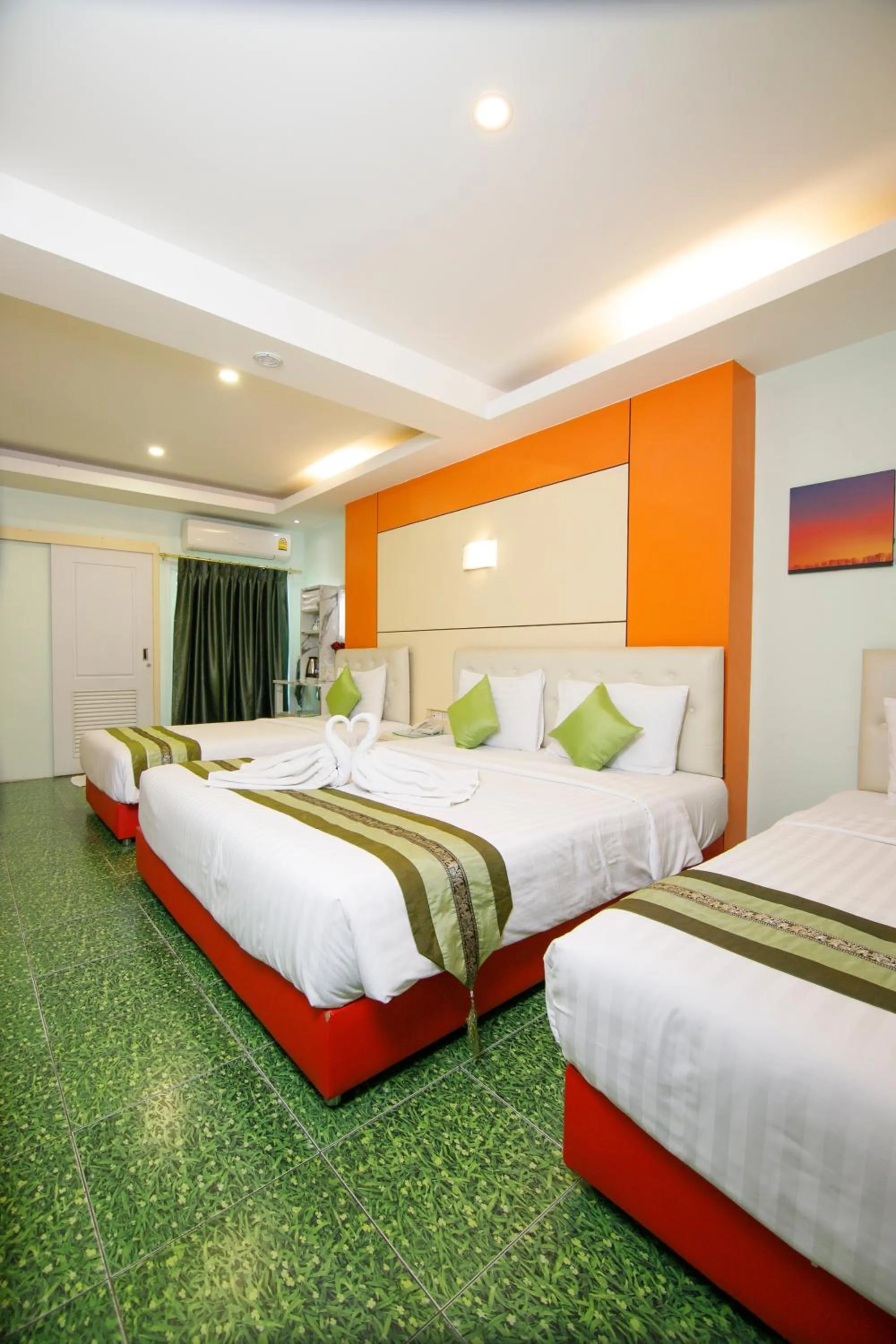 Photo of the whole room, Bed in Lucky Green View