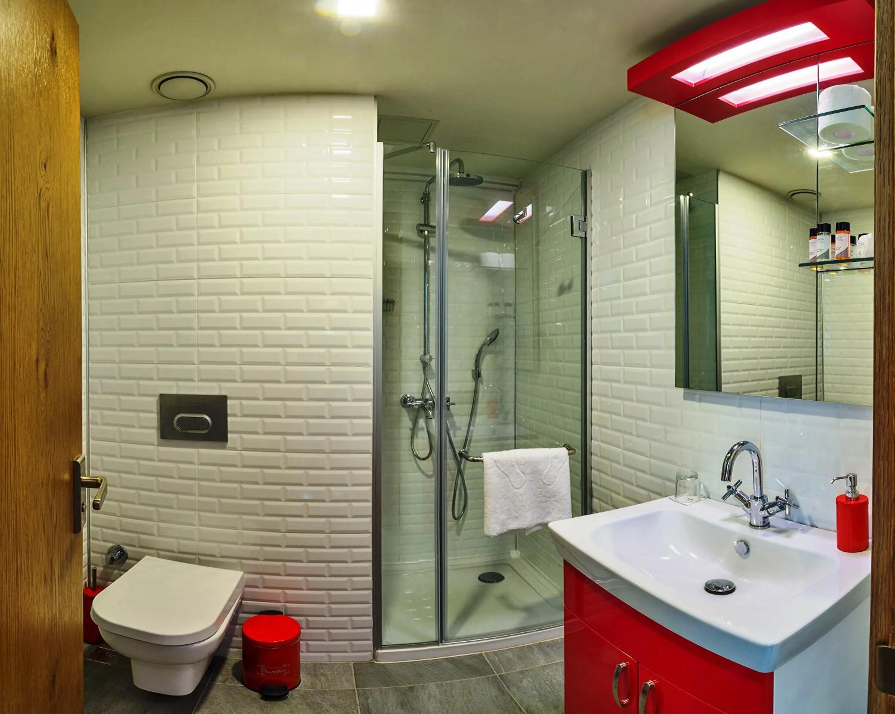 Shower in Taksim Istanbul Nis Hotel - Istiklal Street