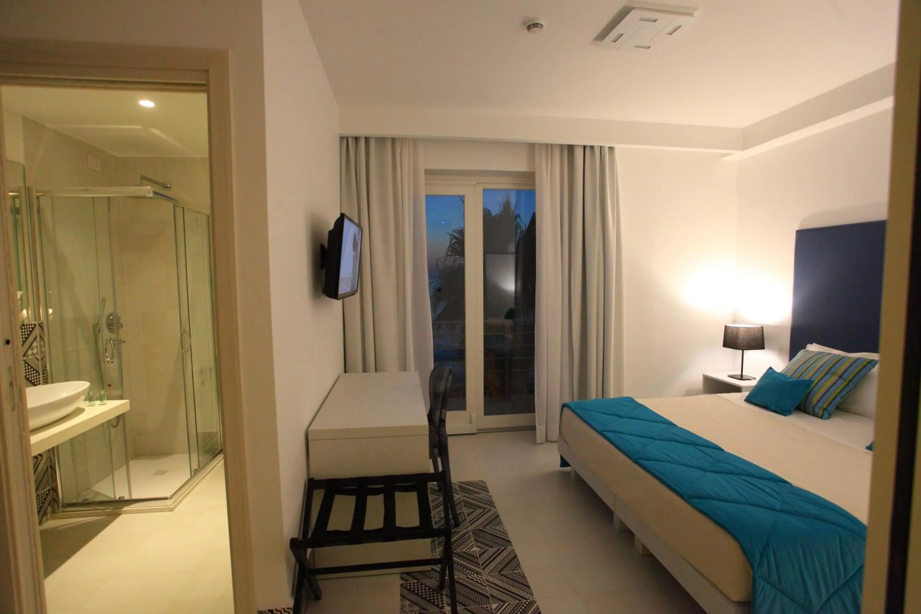 Bathroom, Bed in Palma d'Oro
