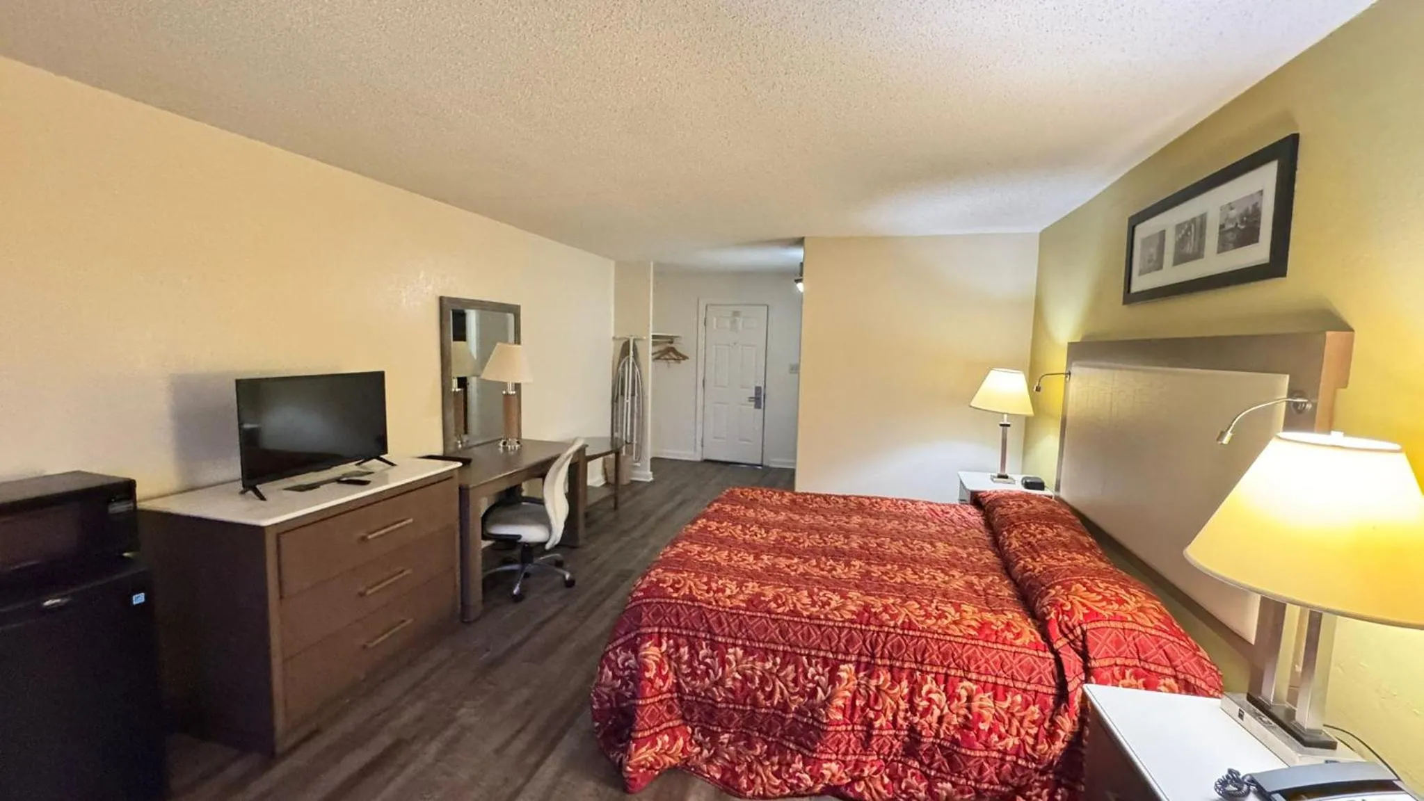 Bed in Country Host Inn