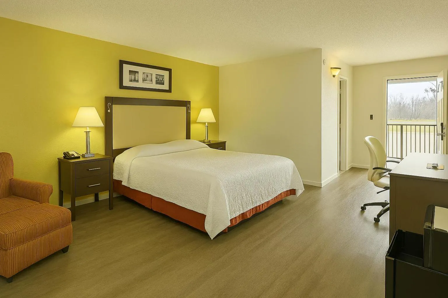 King Room in Country Host Inn