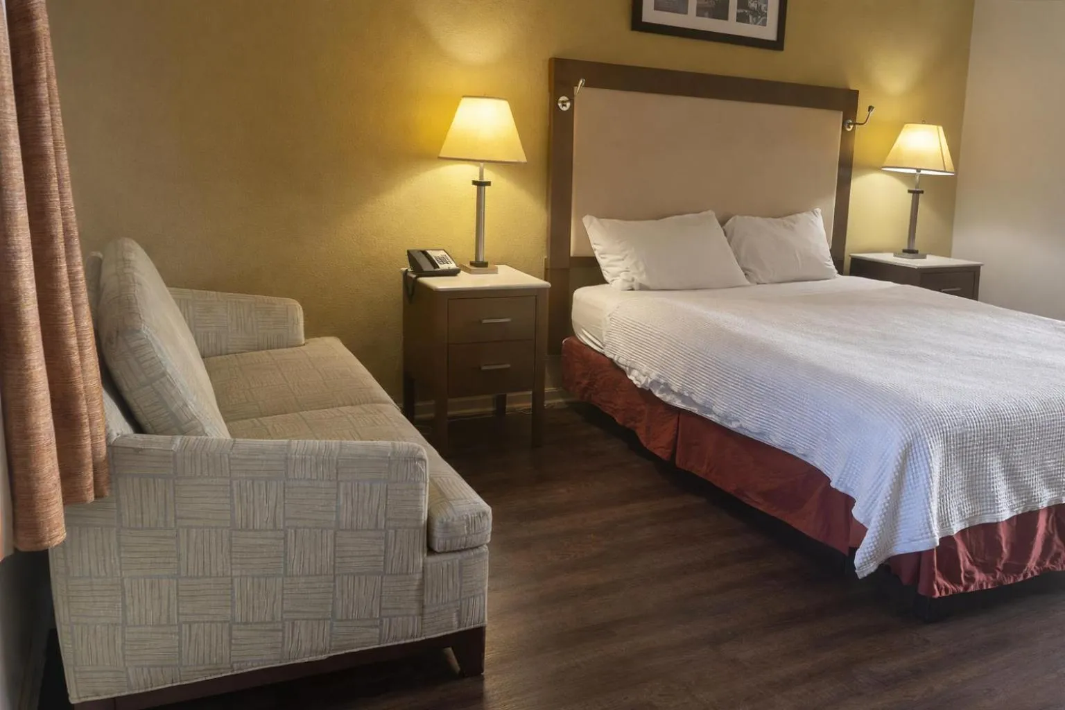 Bed in Country Host Inn