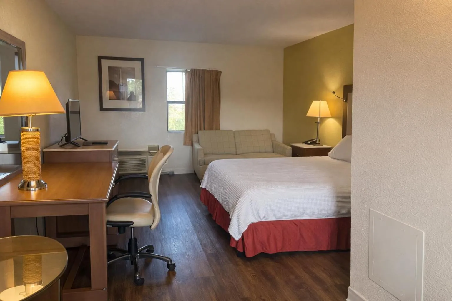 Photo of the whole room, Bed in Country Host Inn