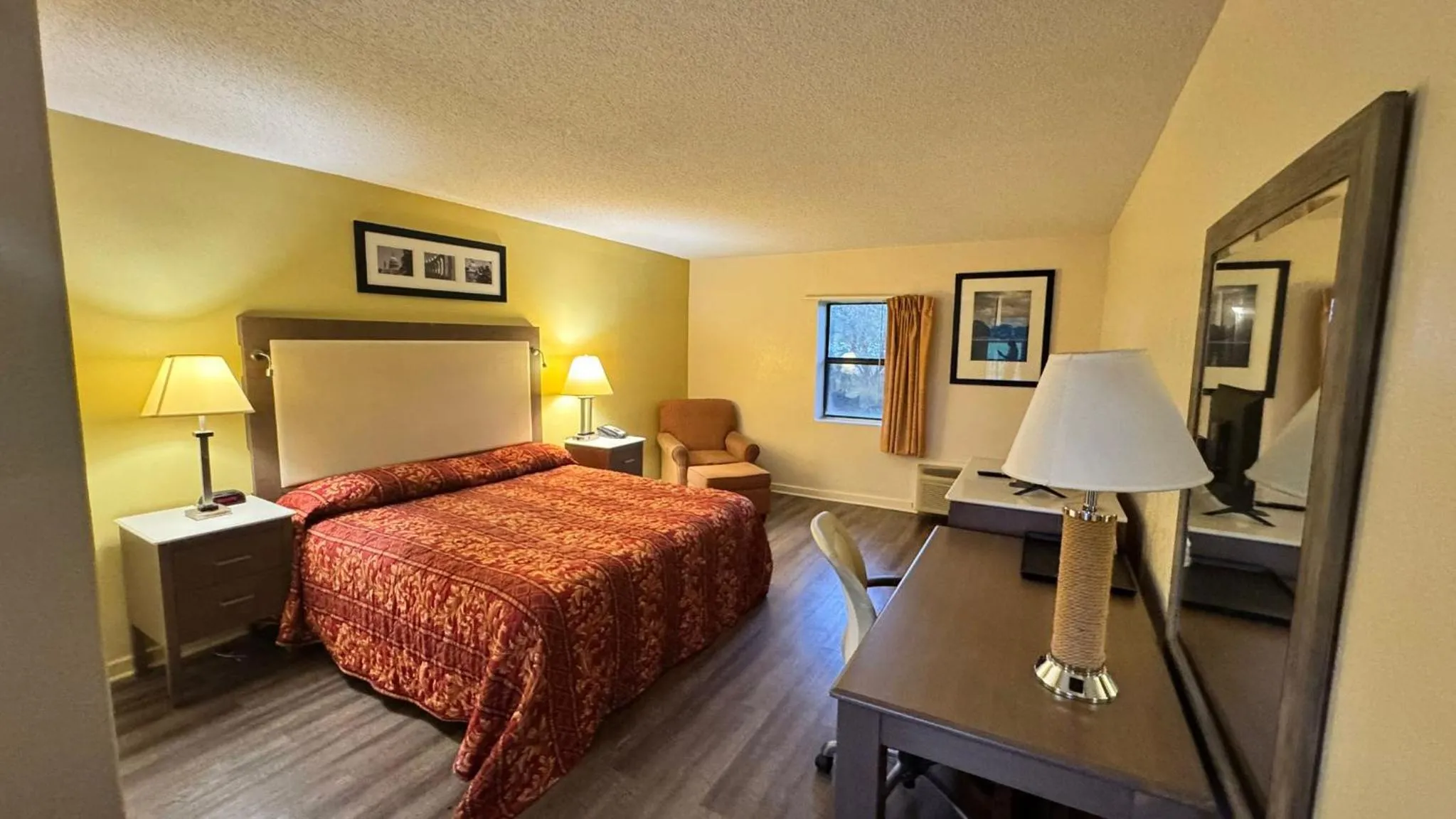 Bed in Country Host Inn