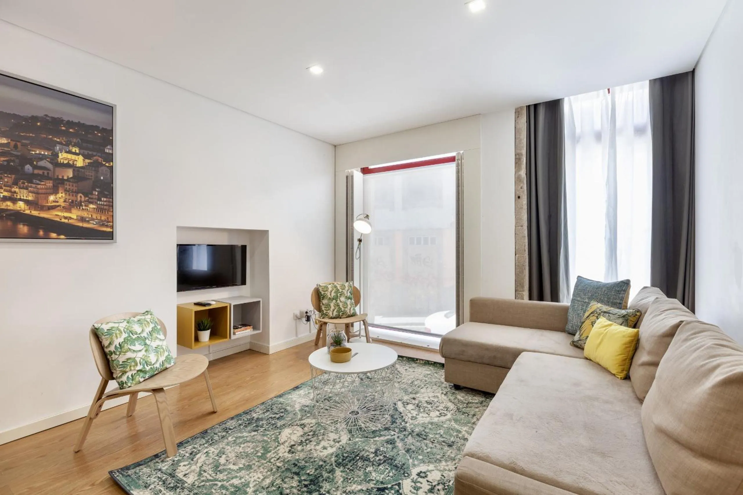 Communal lounge/ TV room in D&S - Porto Theater Apartment
