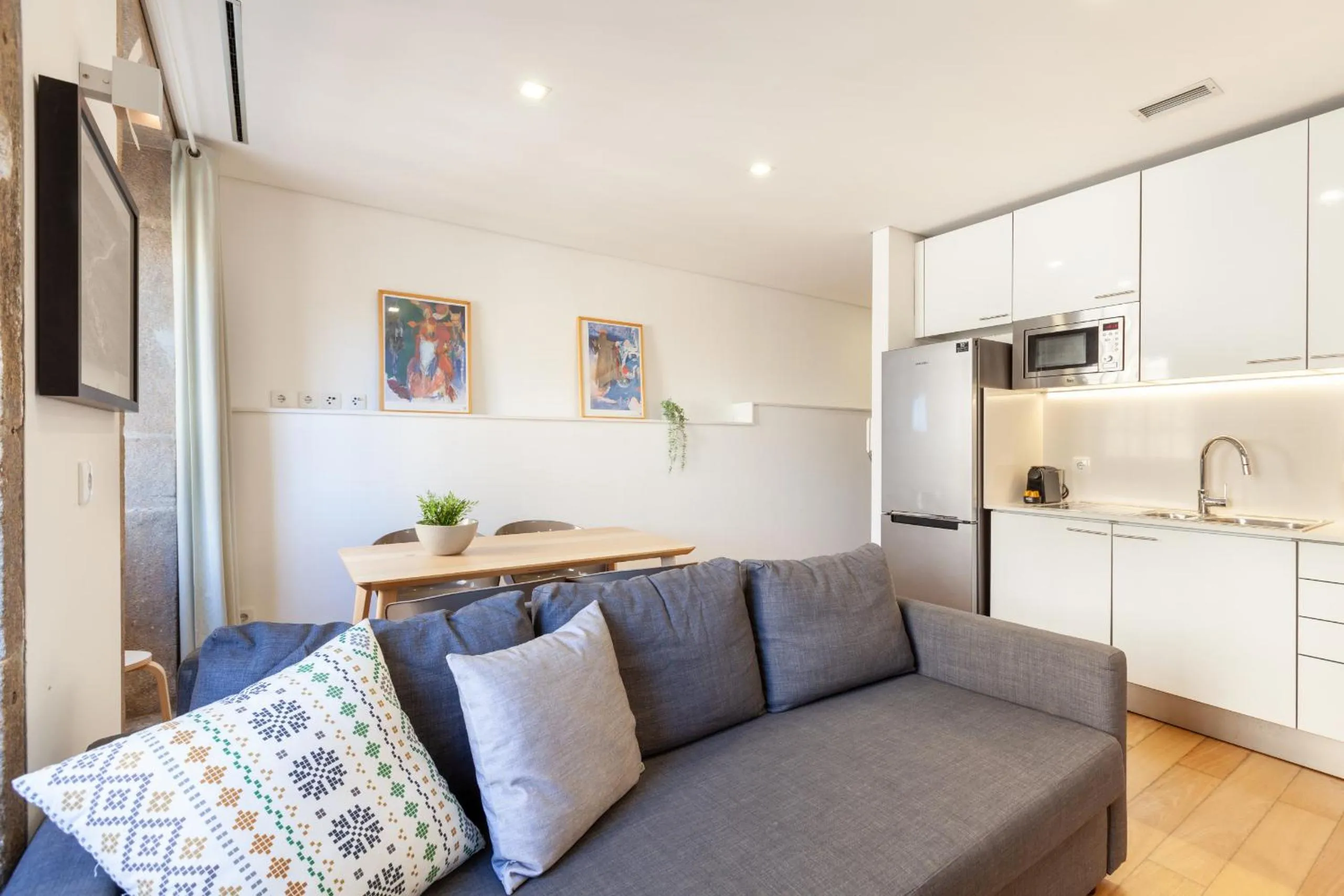 Communal lounge/ TV room in D&S - Porto Theater Apartment