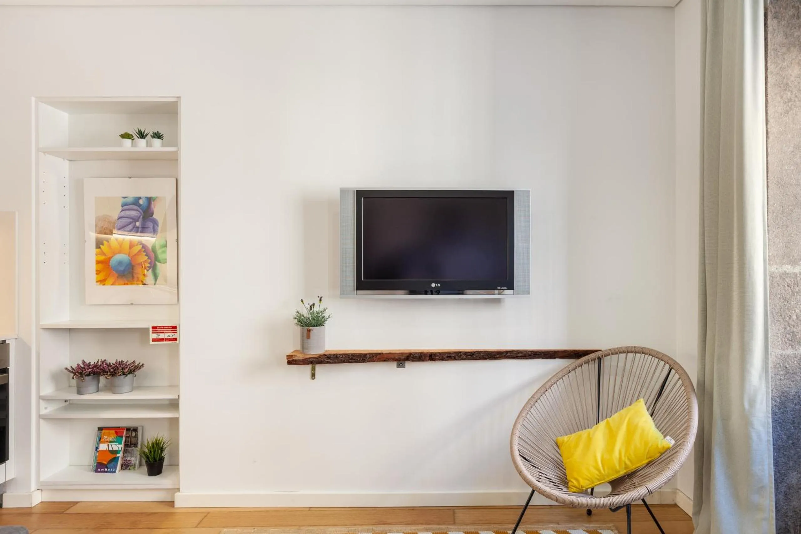 Communal lounge/ TV room in D&S - Porto Theater Apartment
