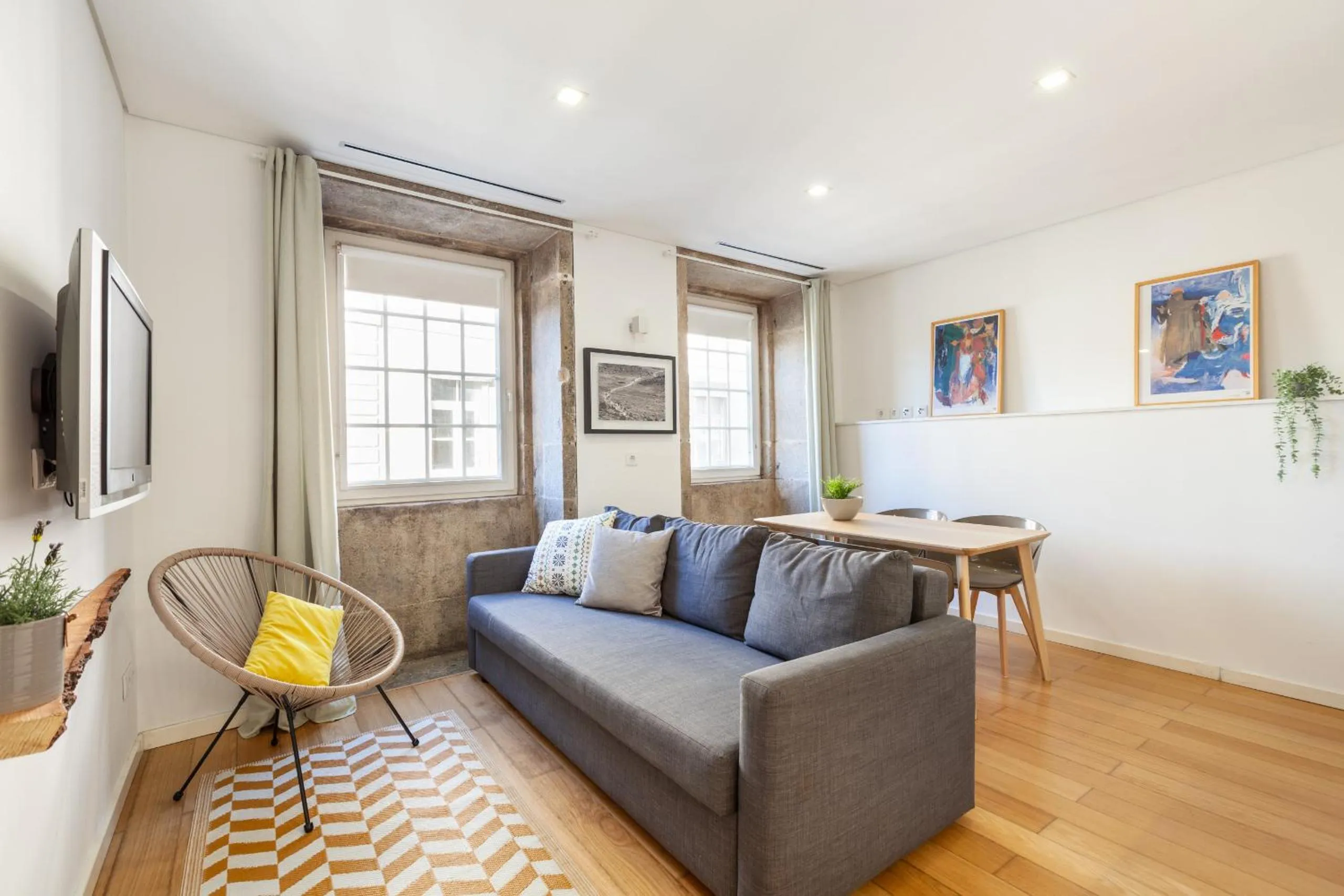 Communal lounge/ TV room in D&S - Porto Theater Apartment