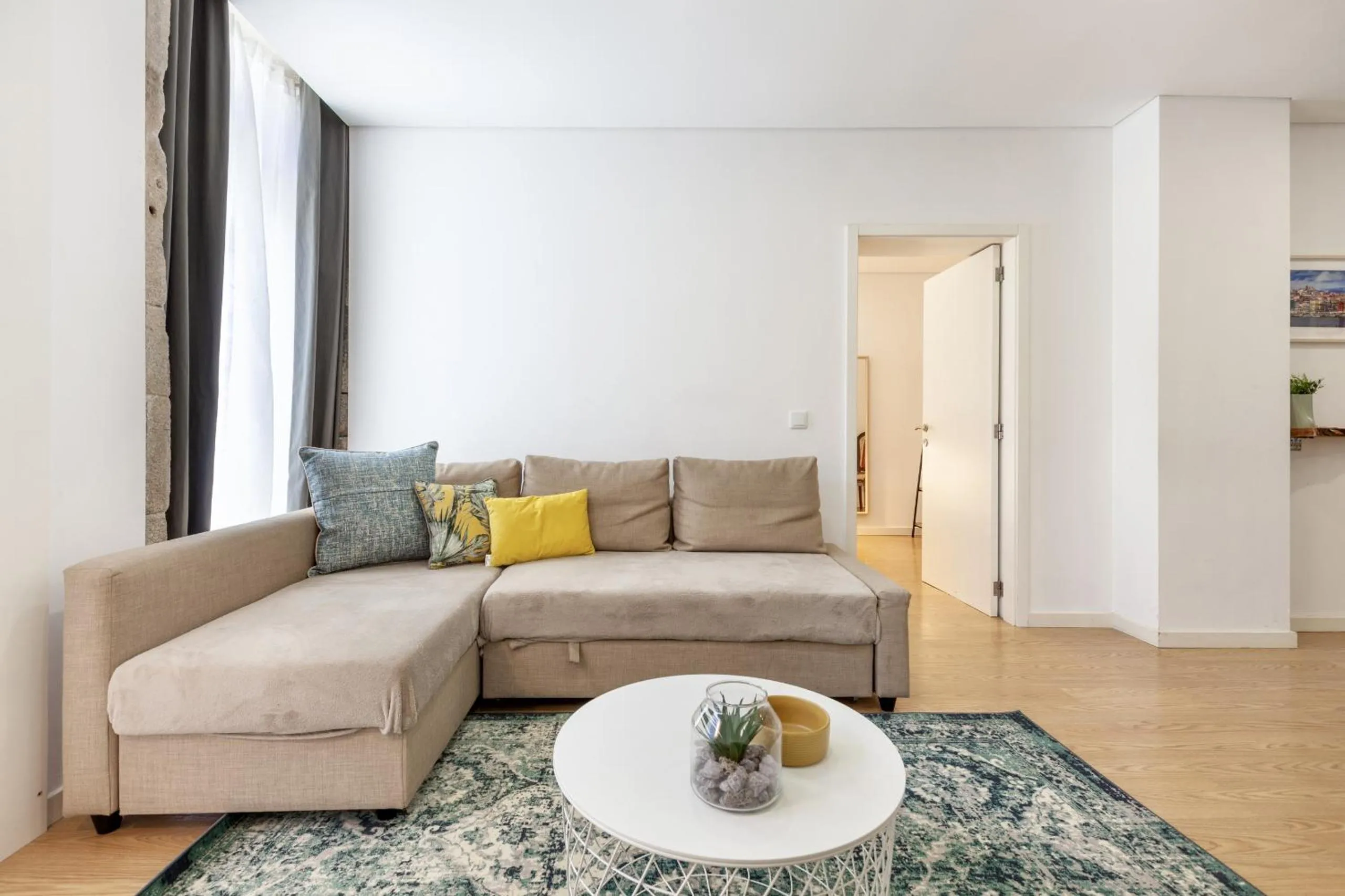 Communal lounge/ TV room in D&S - Porto Theater Apartment
