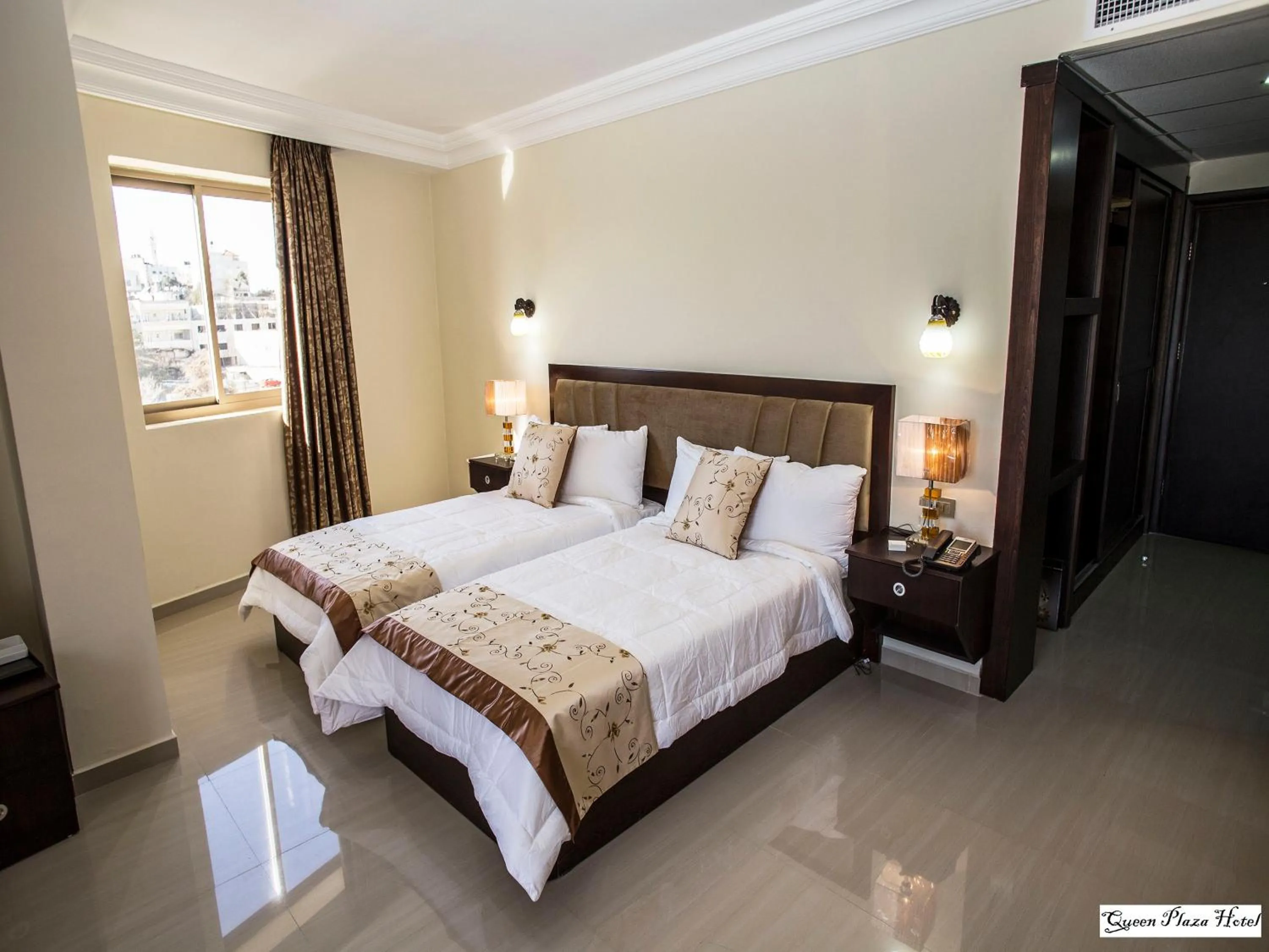 Bedroom, Bed in Queen Plaza Hotel