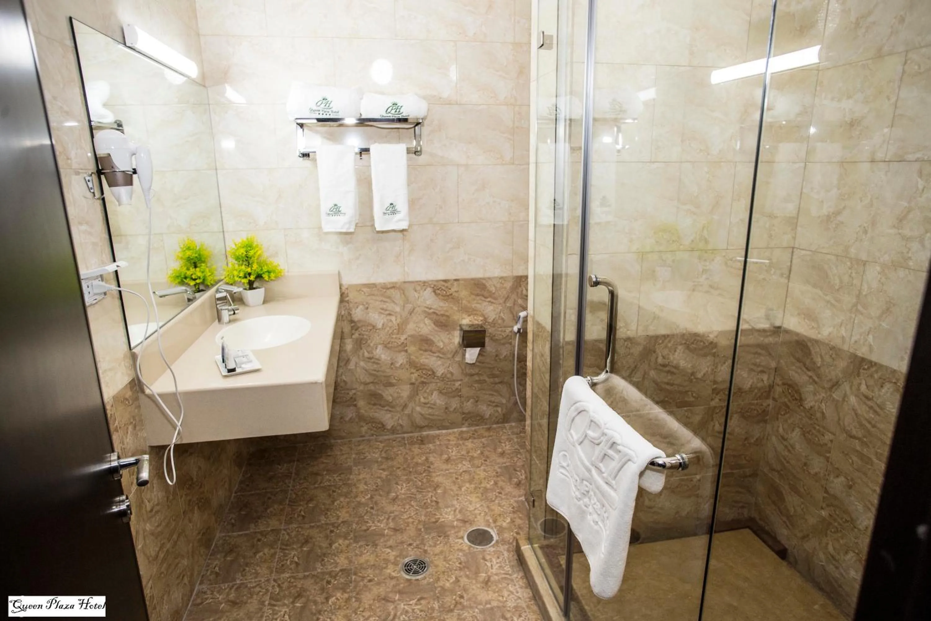 Shower in Queen Plaza Hotel