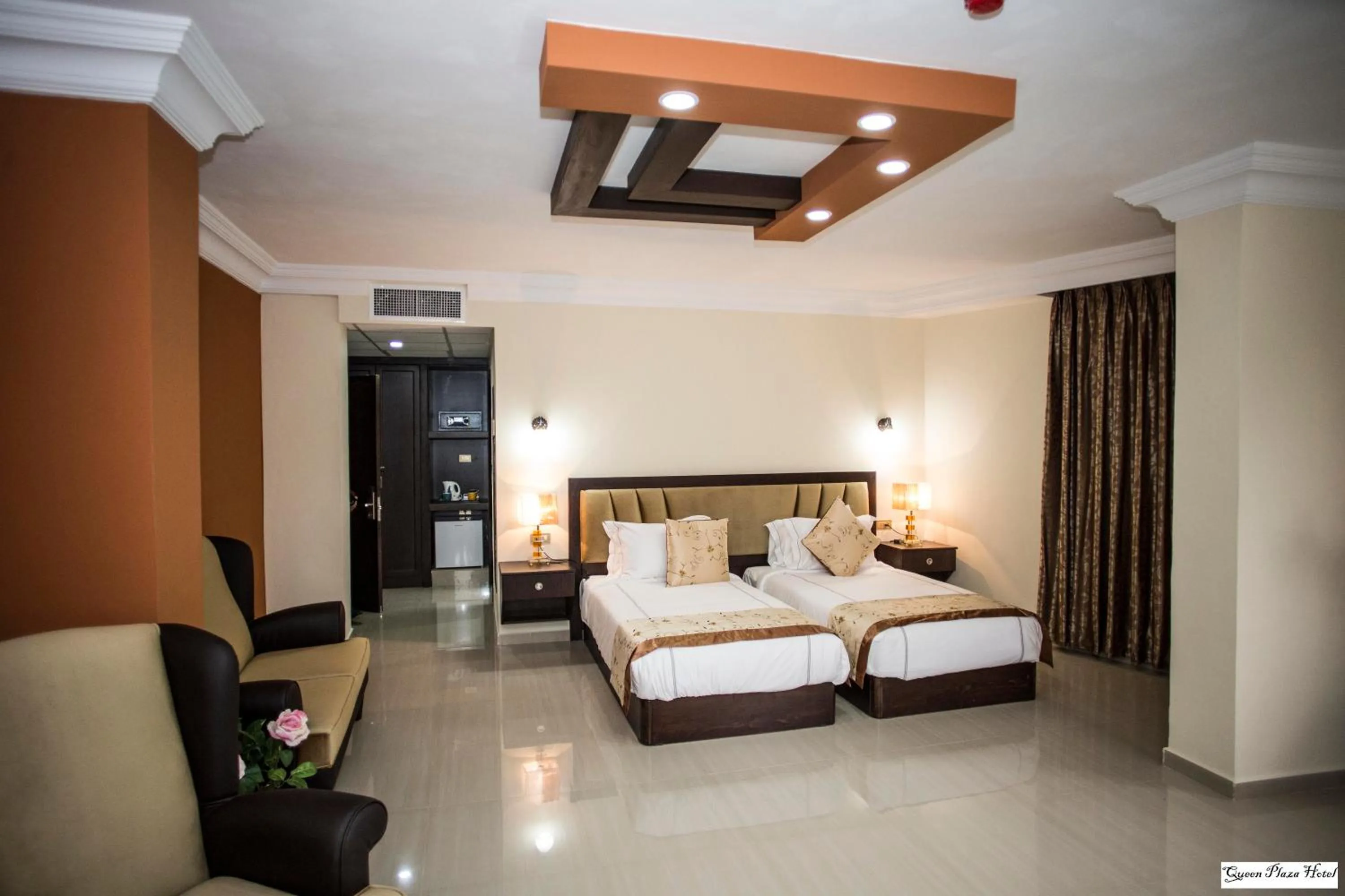 Bedroom, Bed in Queen Plaza Hotel