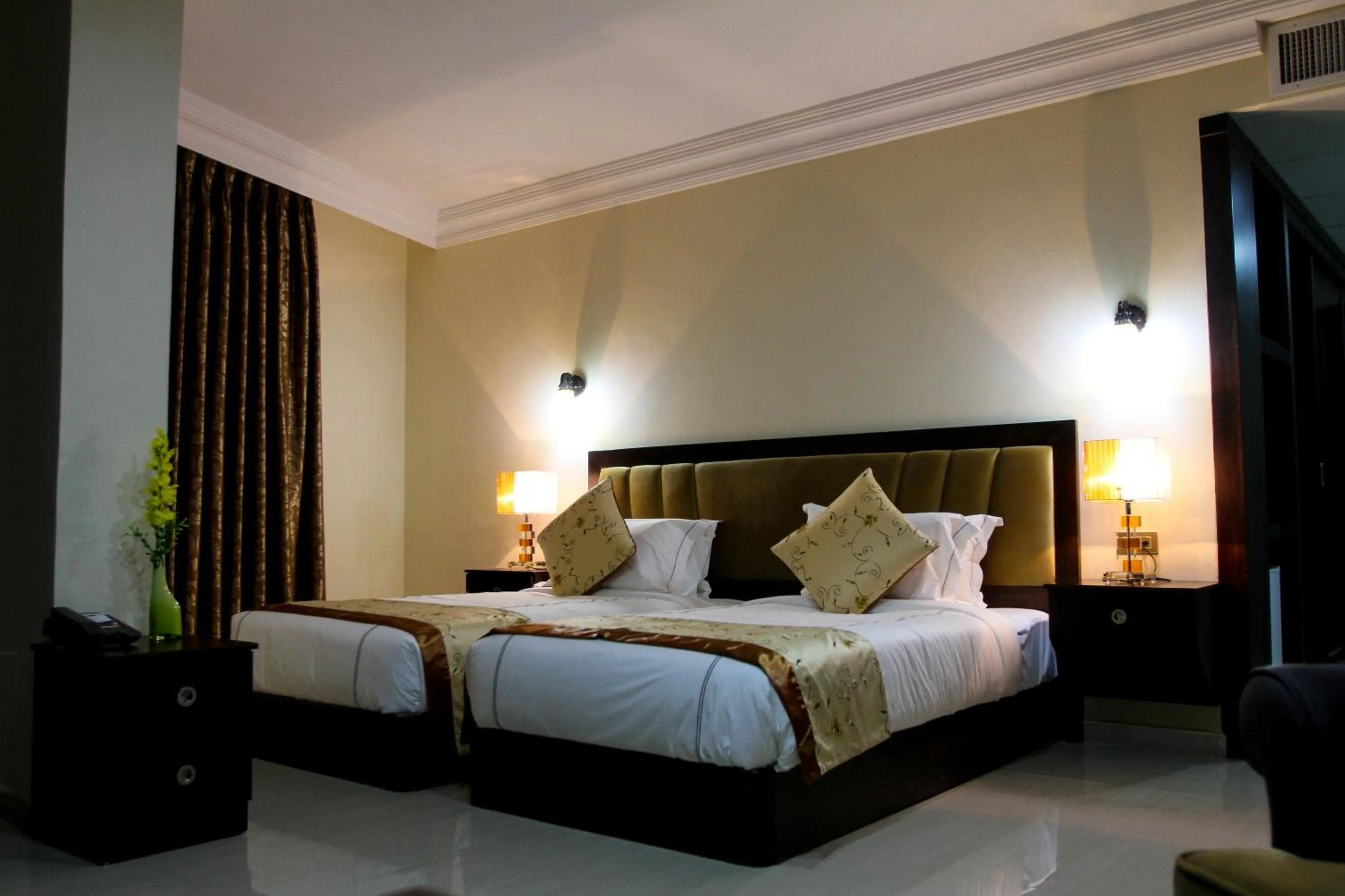 Bedroom, Bed in Queen Plaza Hotel