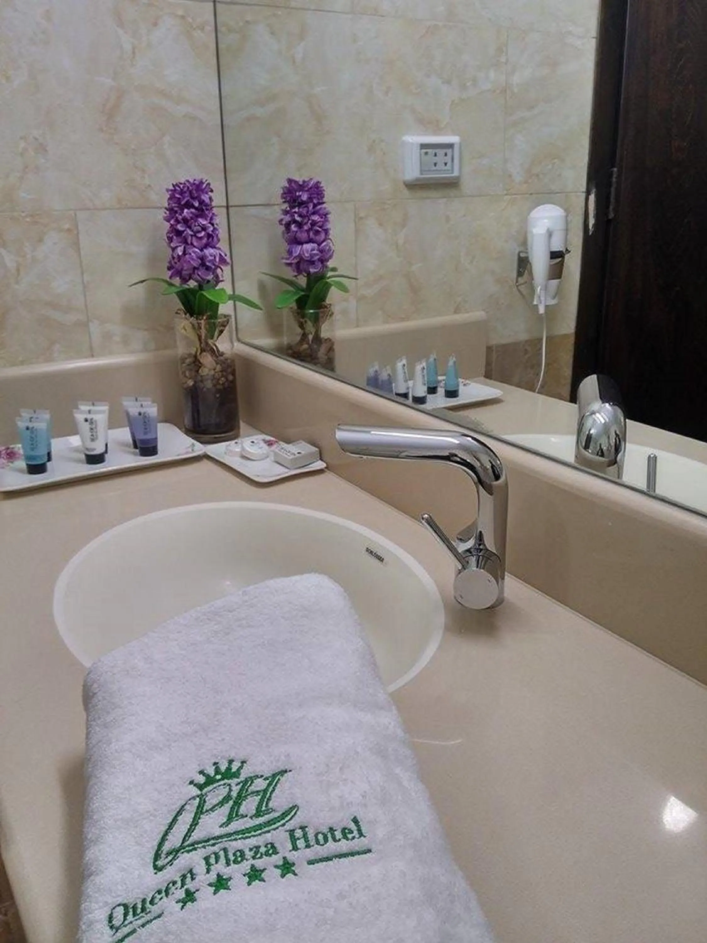 Spa and wellness centre/facilities in Queen Plaza Hotel