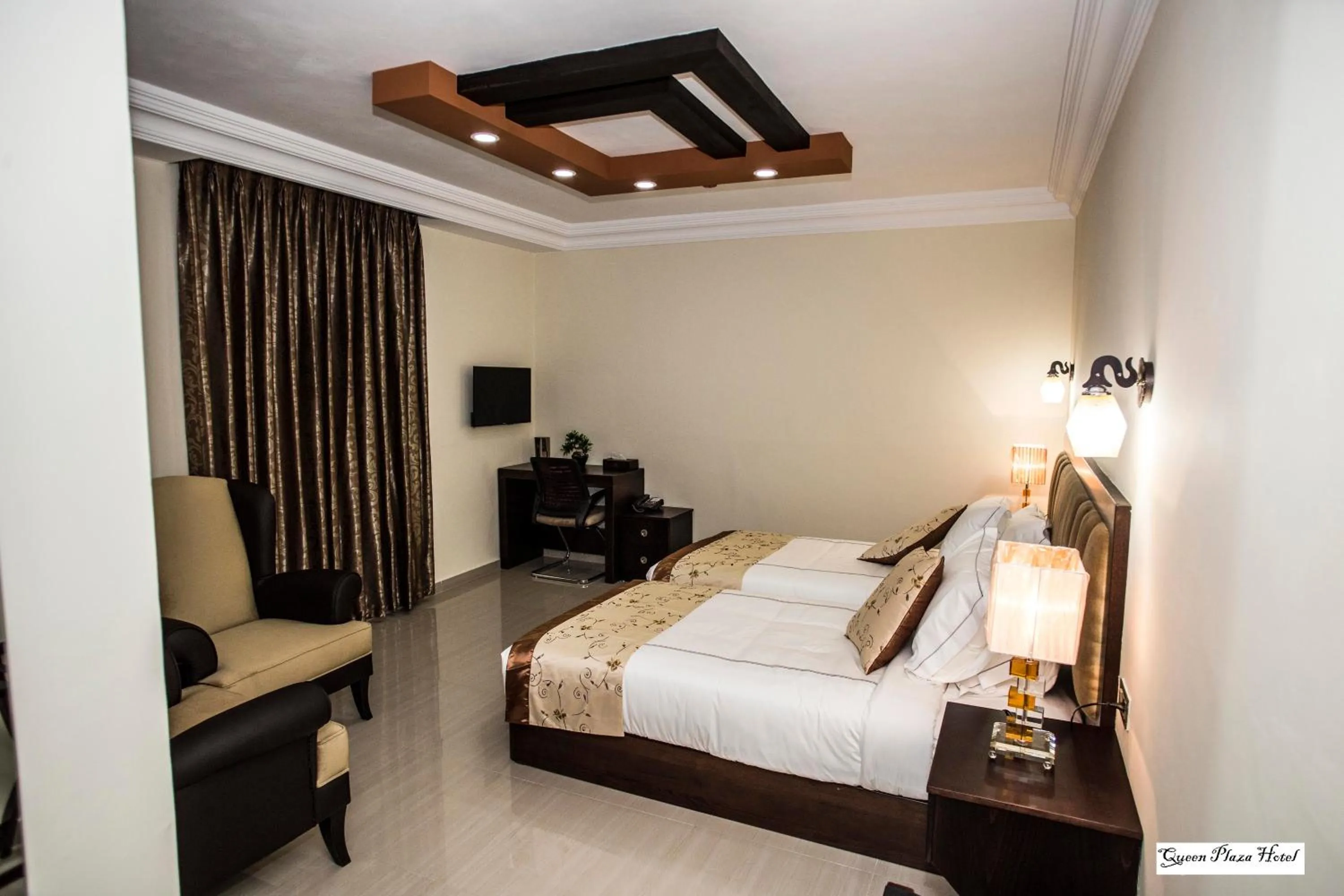 Bedroom, Bed in Queen Plaza Hotel