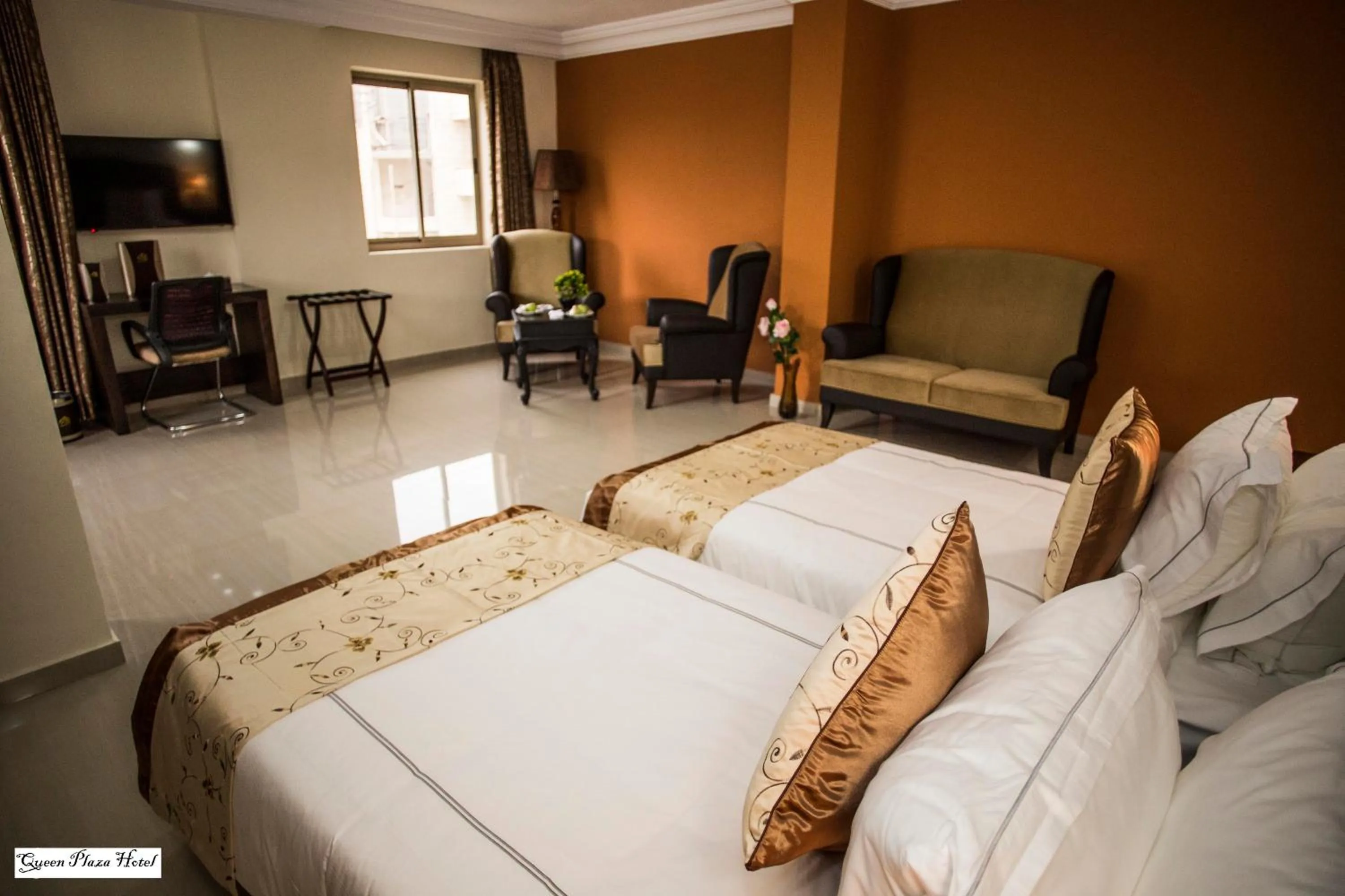 Bedroom, Bed in Queen Plaza Hotel