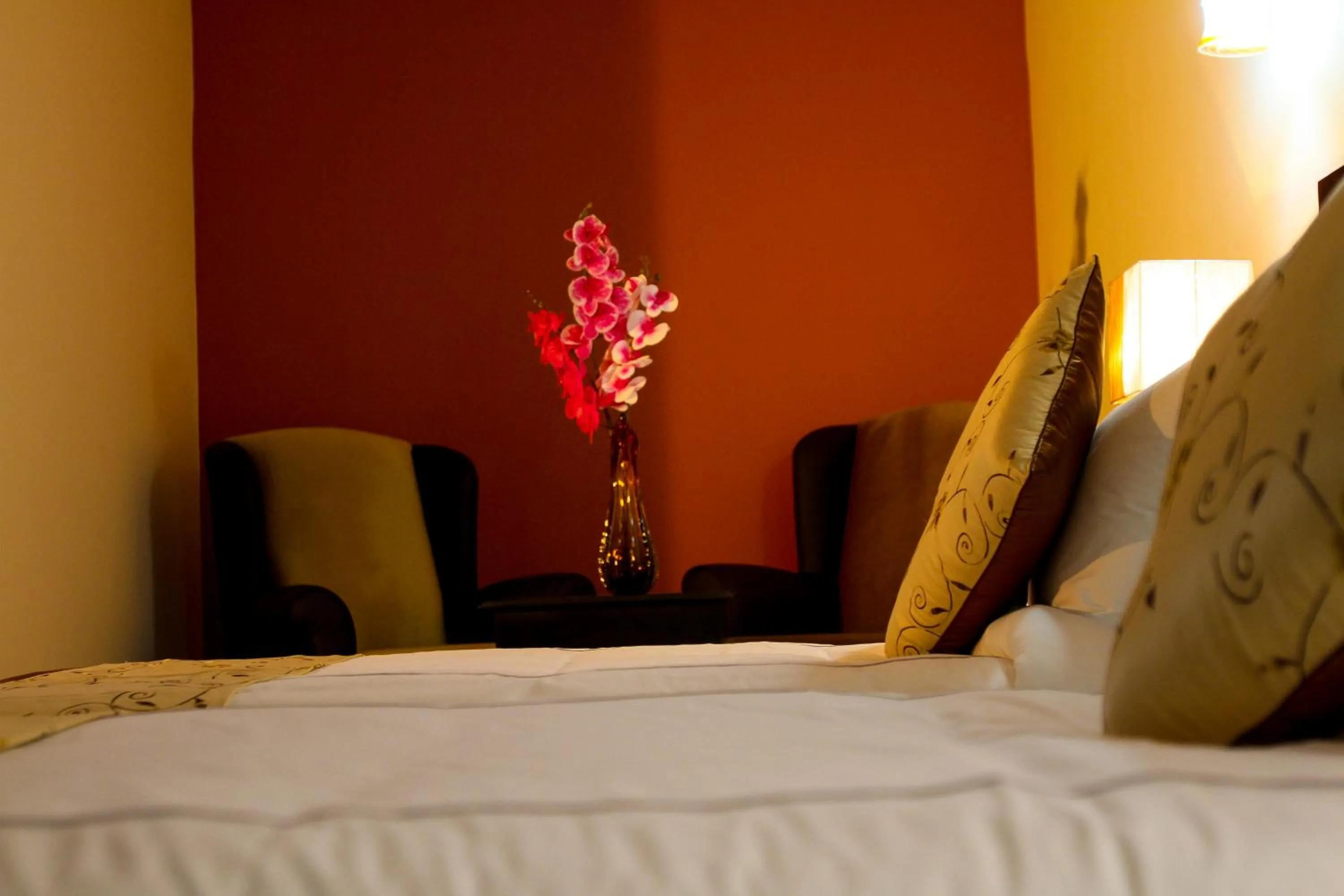 Bedroom, Bed in Queen Plaza Hotel