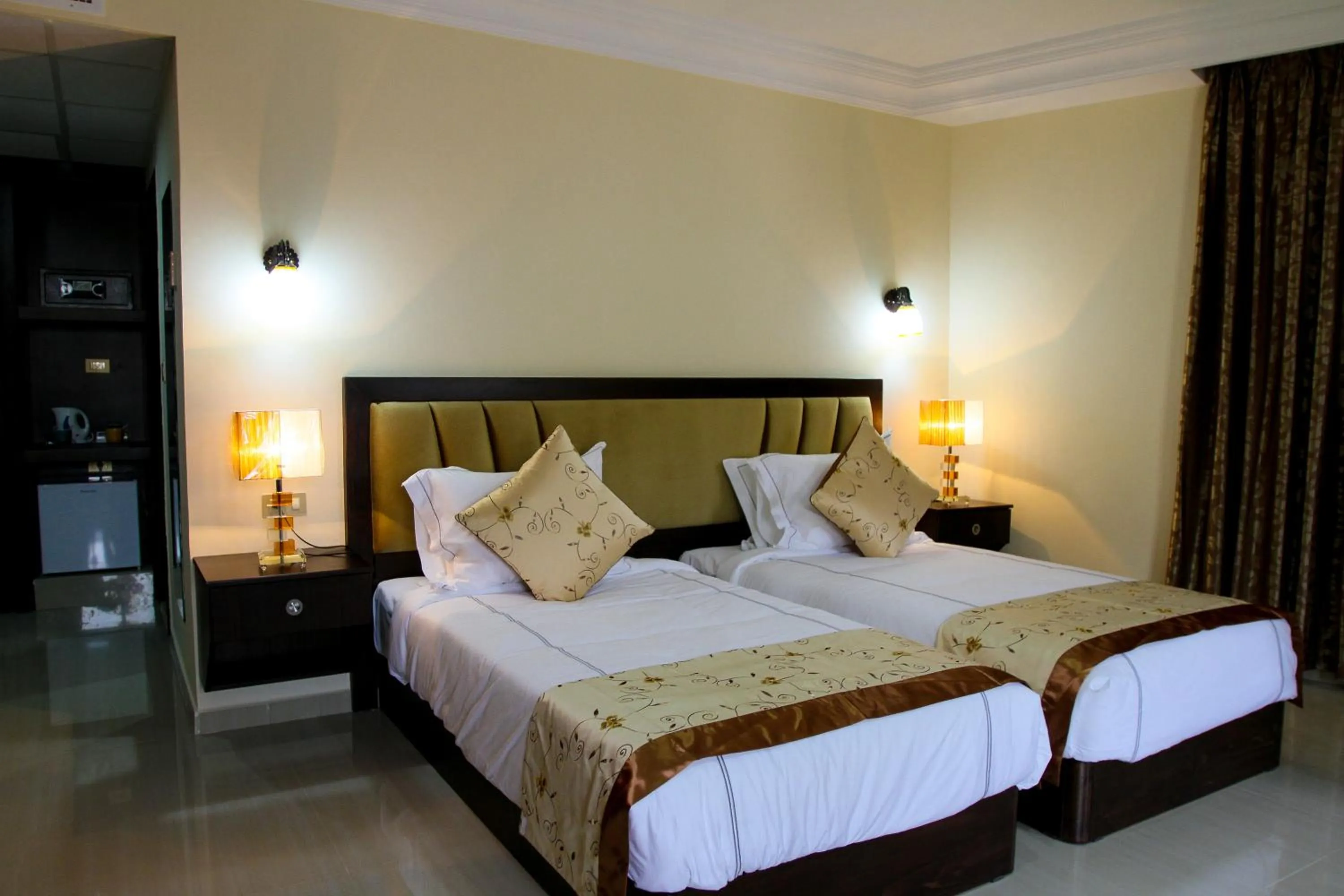 Bedroom, Bed in Queen Plaza Hotel