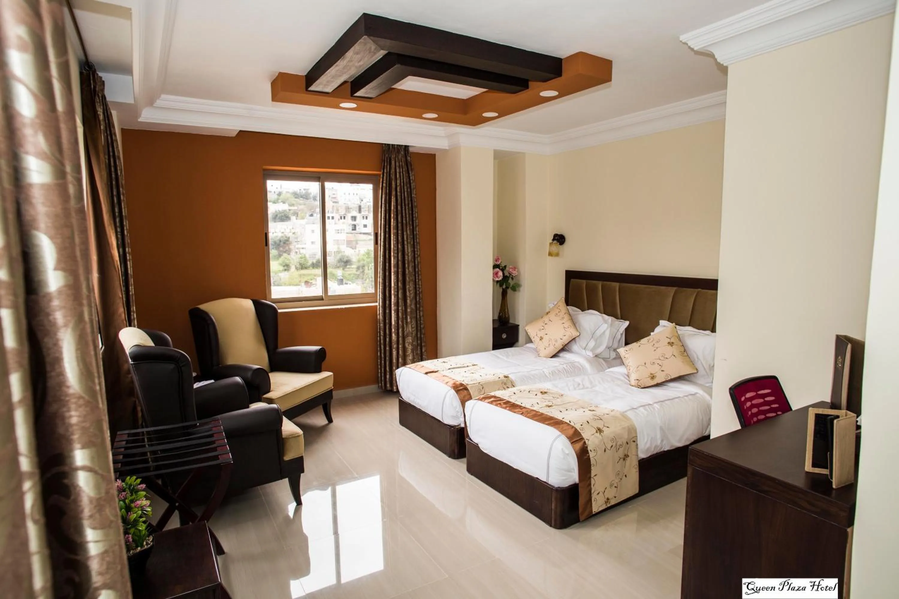 Bedroom, Bed in Queen Plaza Hotel