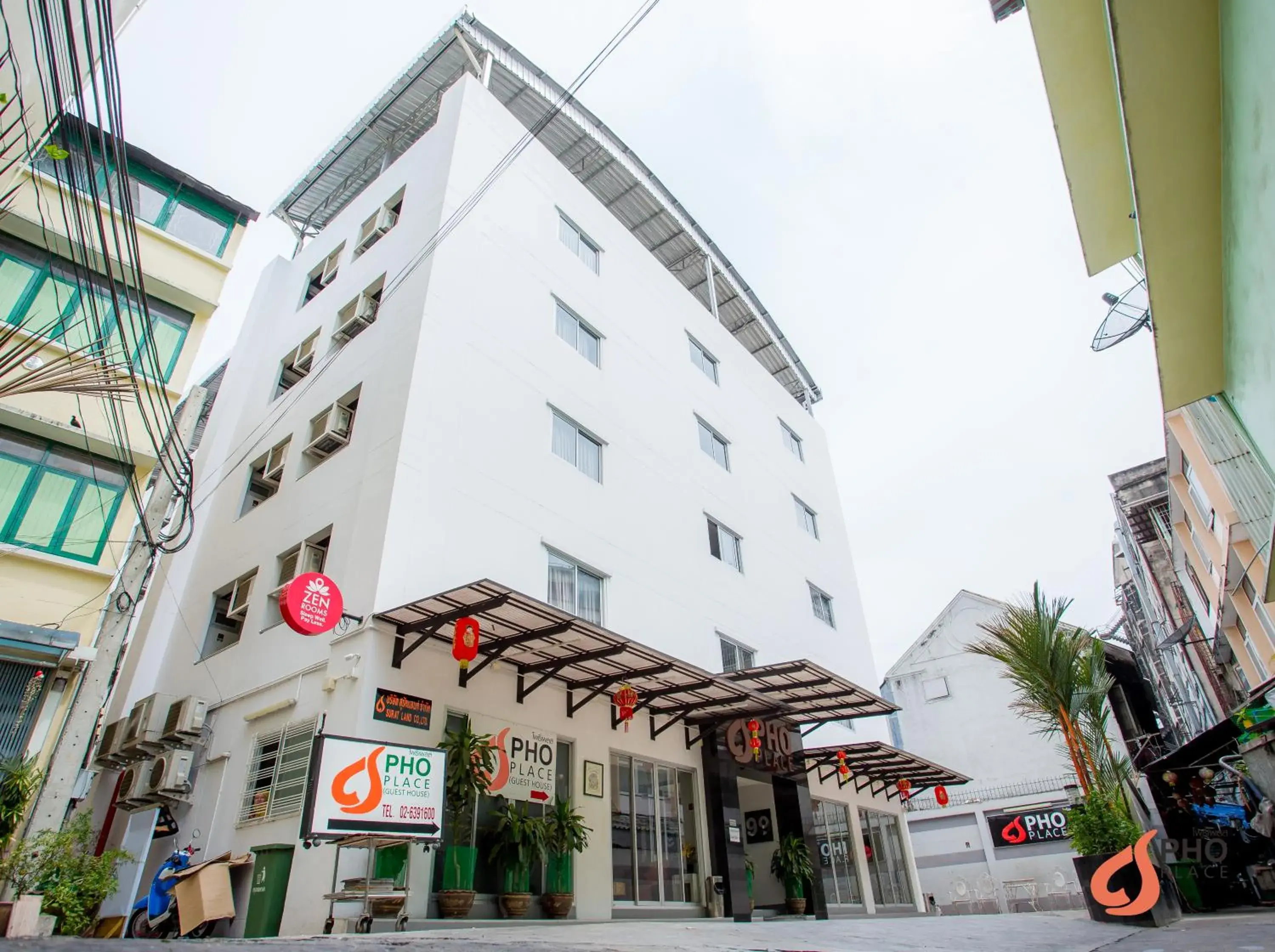 Facade/entrance in Pho Place Facade/entrance in Pho Place