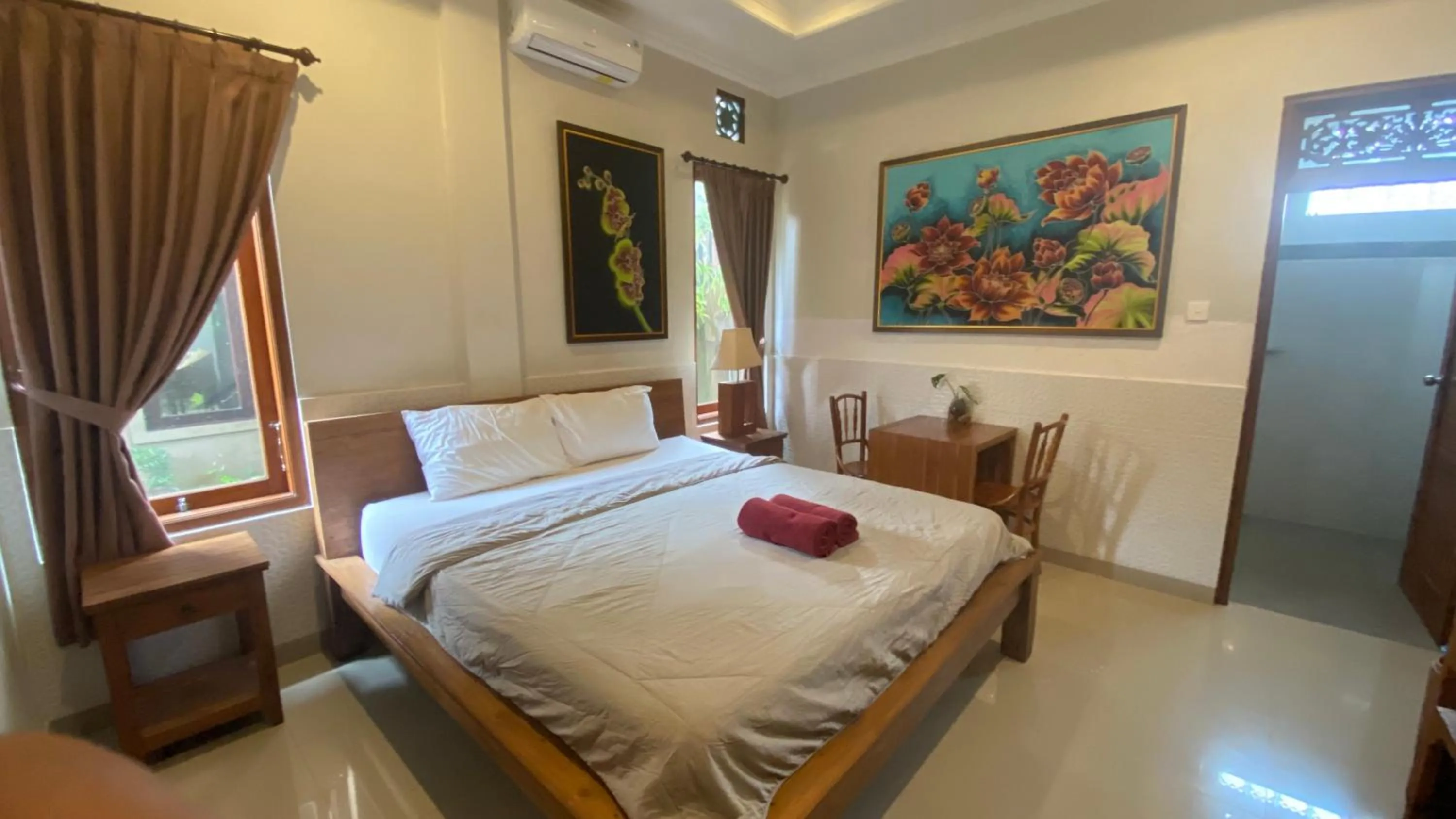 Photo of the whole room, Bed in Wina Ubud B&B