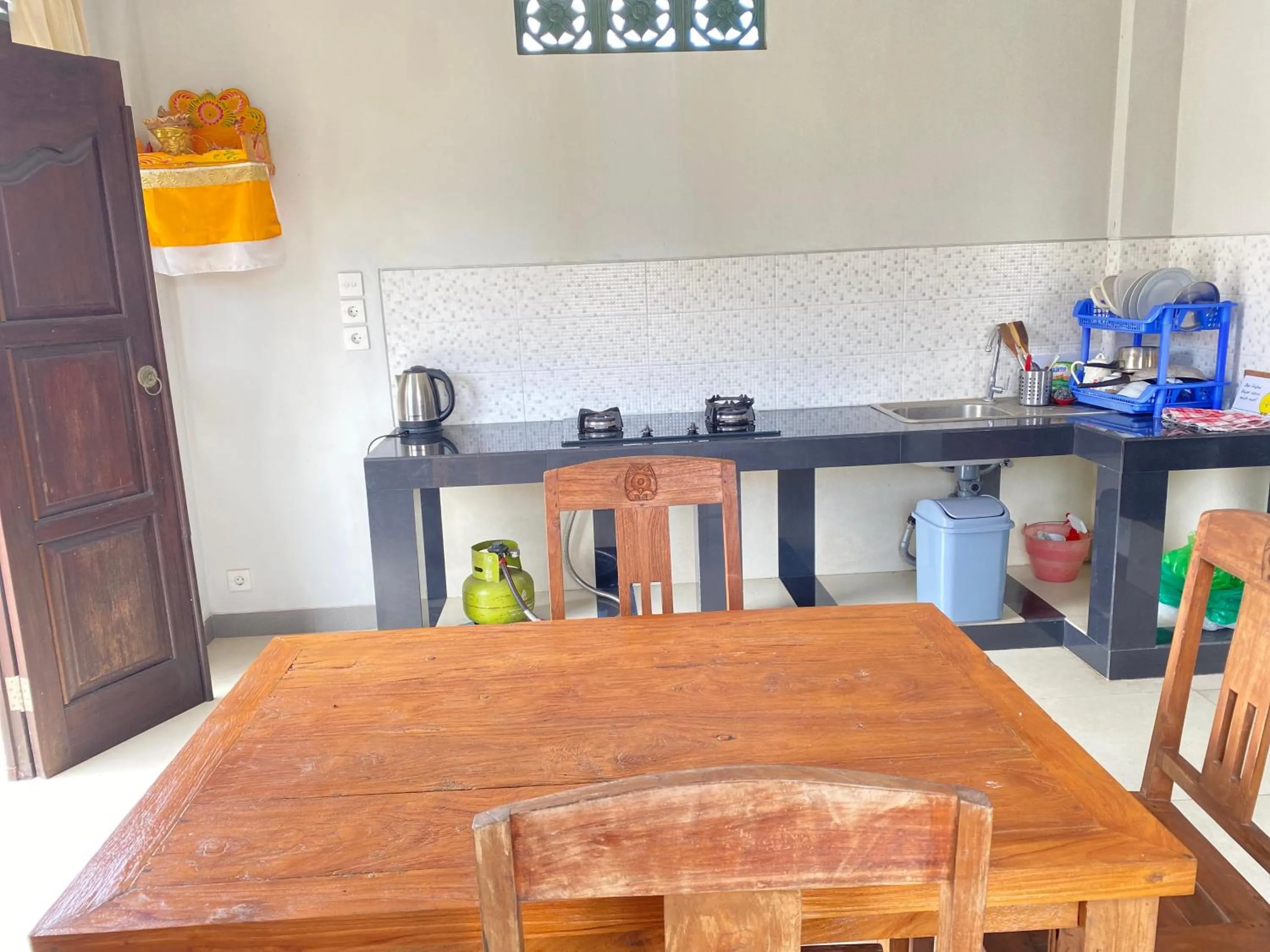 Kitchen or kitchenette in Wina Ubud B&B