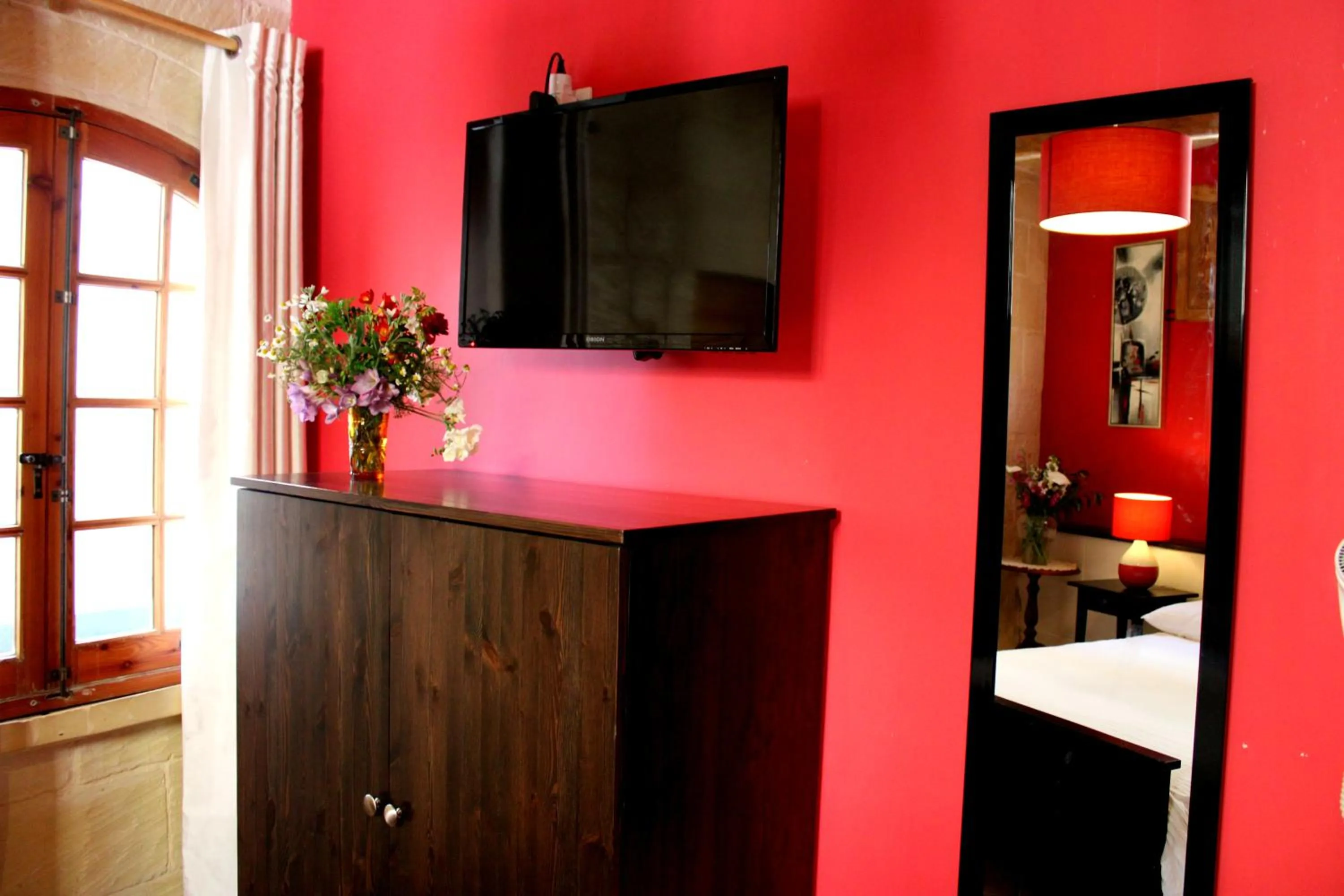 TV and multimedia, TV/Entertainment Center in Il-Wileġ Bed & Breakfast