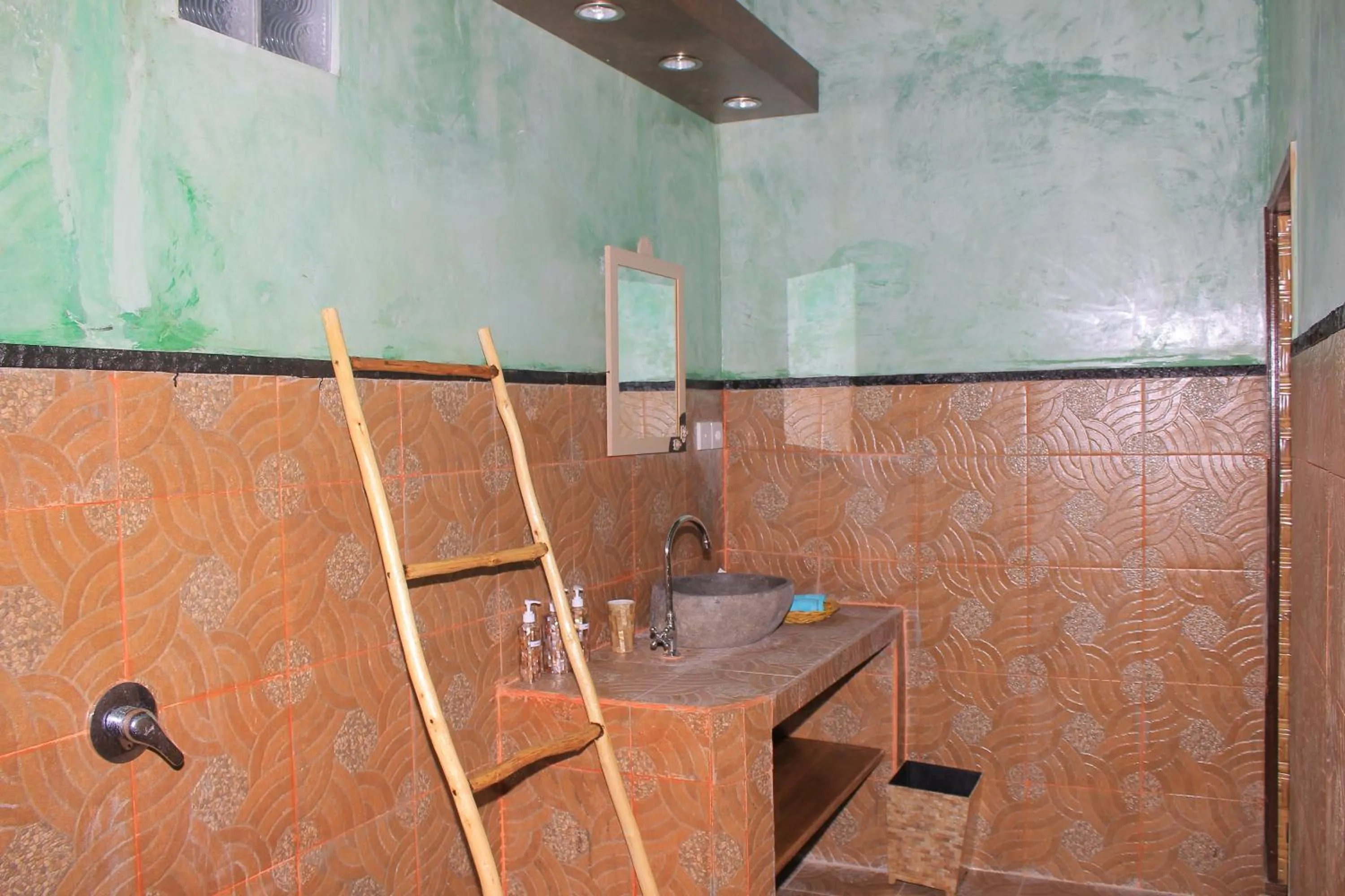 Shower in Kampung Meno Bungalows