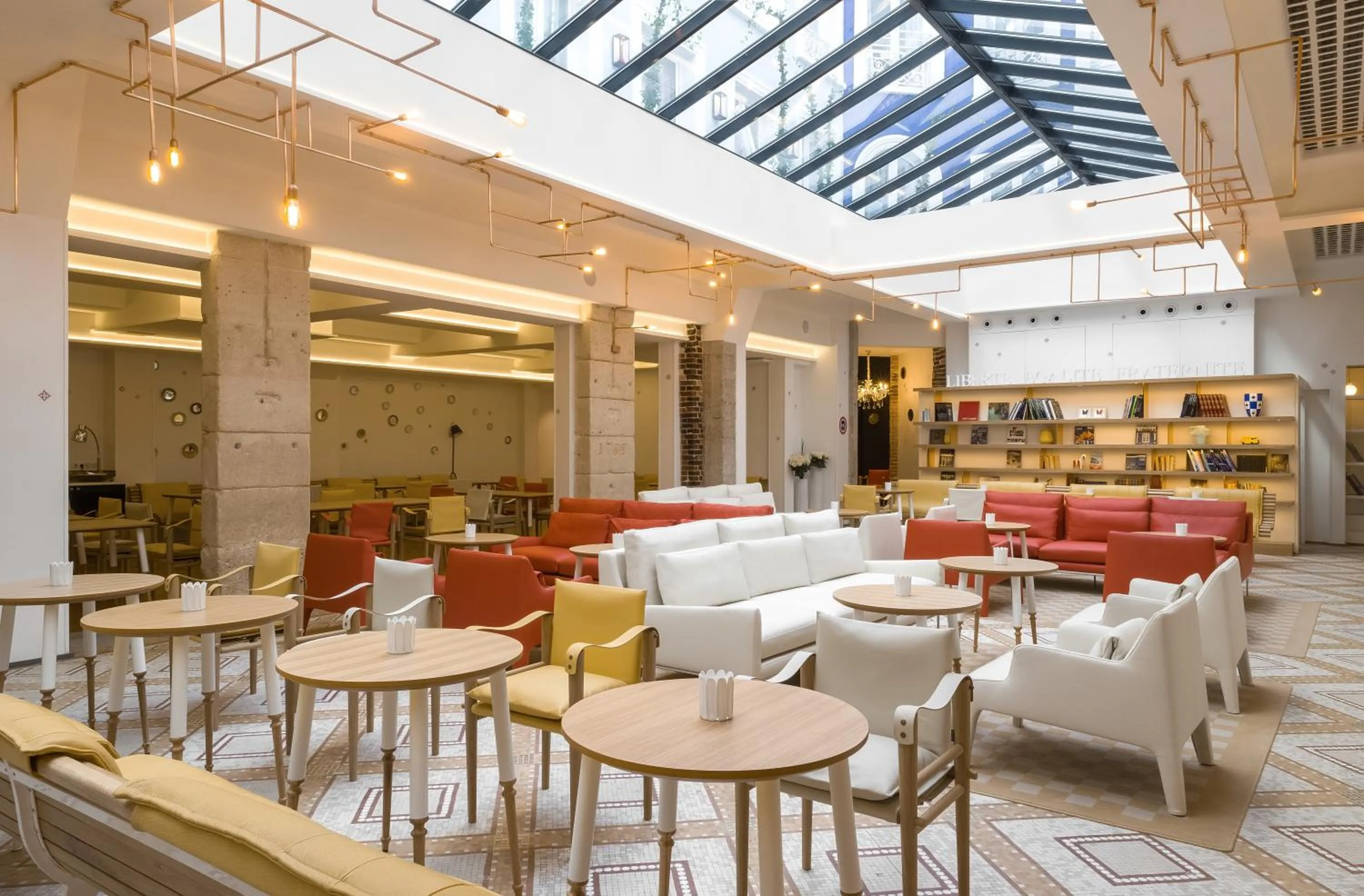 Communal lounge/ TV room in Hotel 34B - Astotel