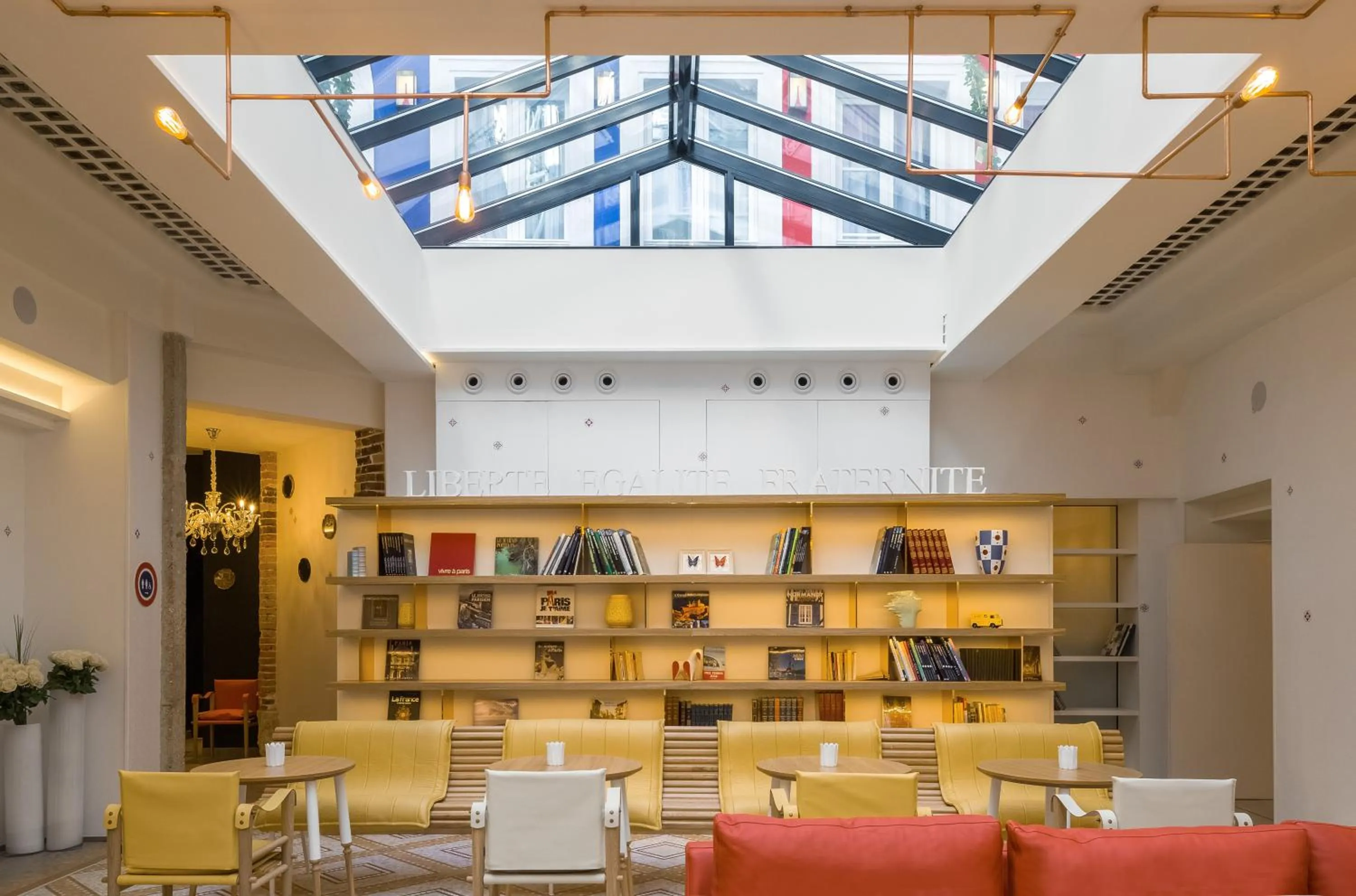 Communal lounge/ TV room in Hotel 34B - Astotel