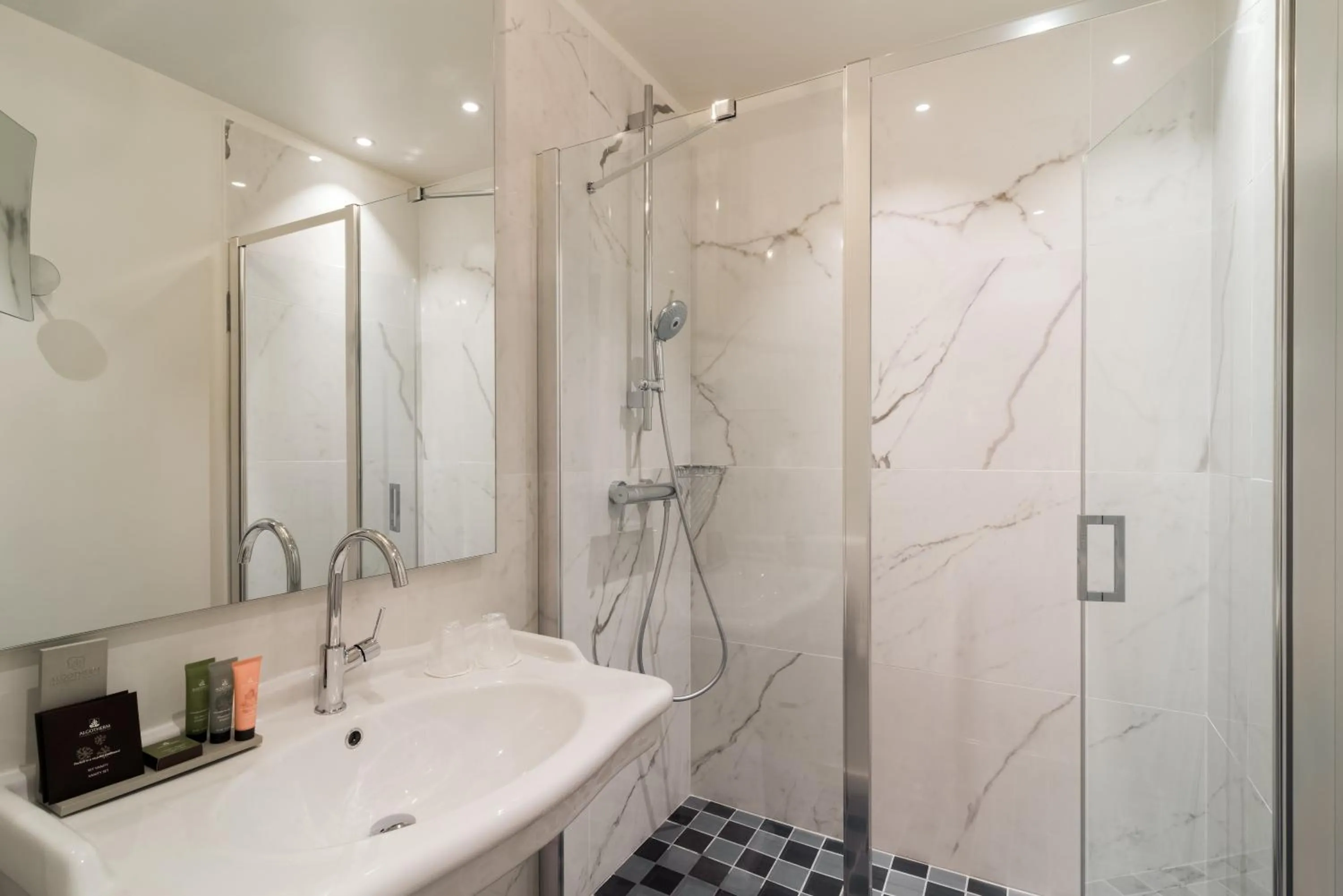 Bathroom in Hotel 34B - Astotel