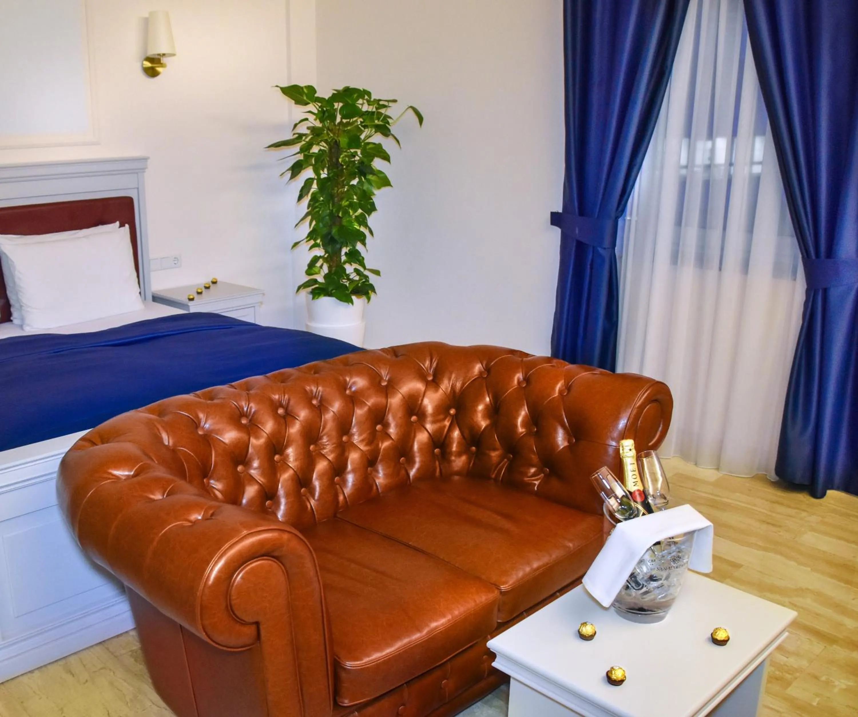Seating area, Bed in Grand Hotel Palladium