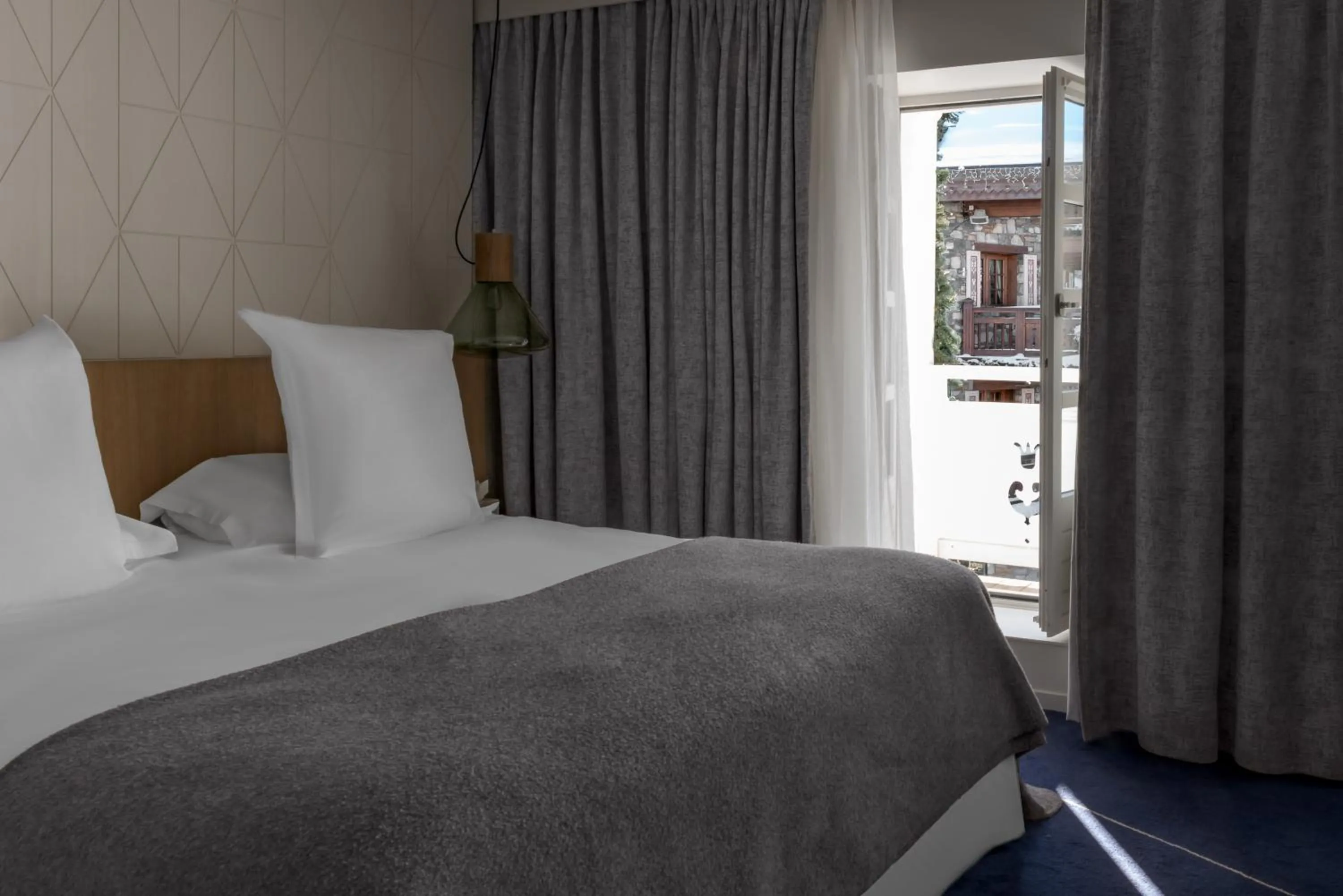 Bed in White 1921 Courchevel