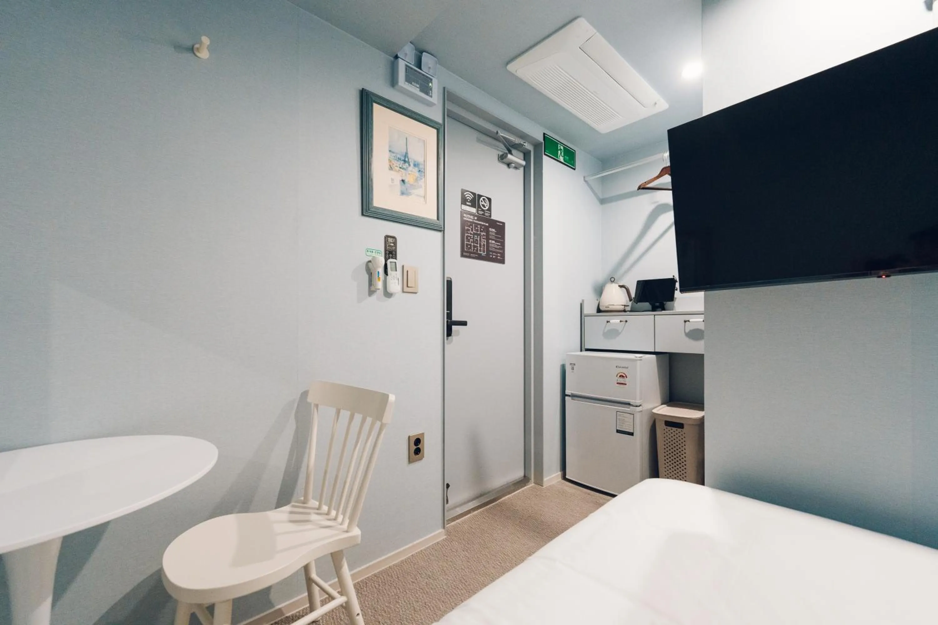 Photo of the whole room, Bed in Monthliv Jongno Jonggak Stay