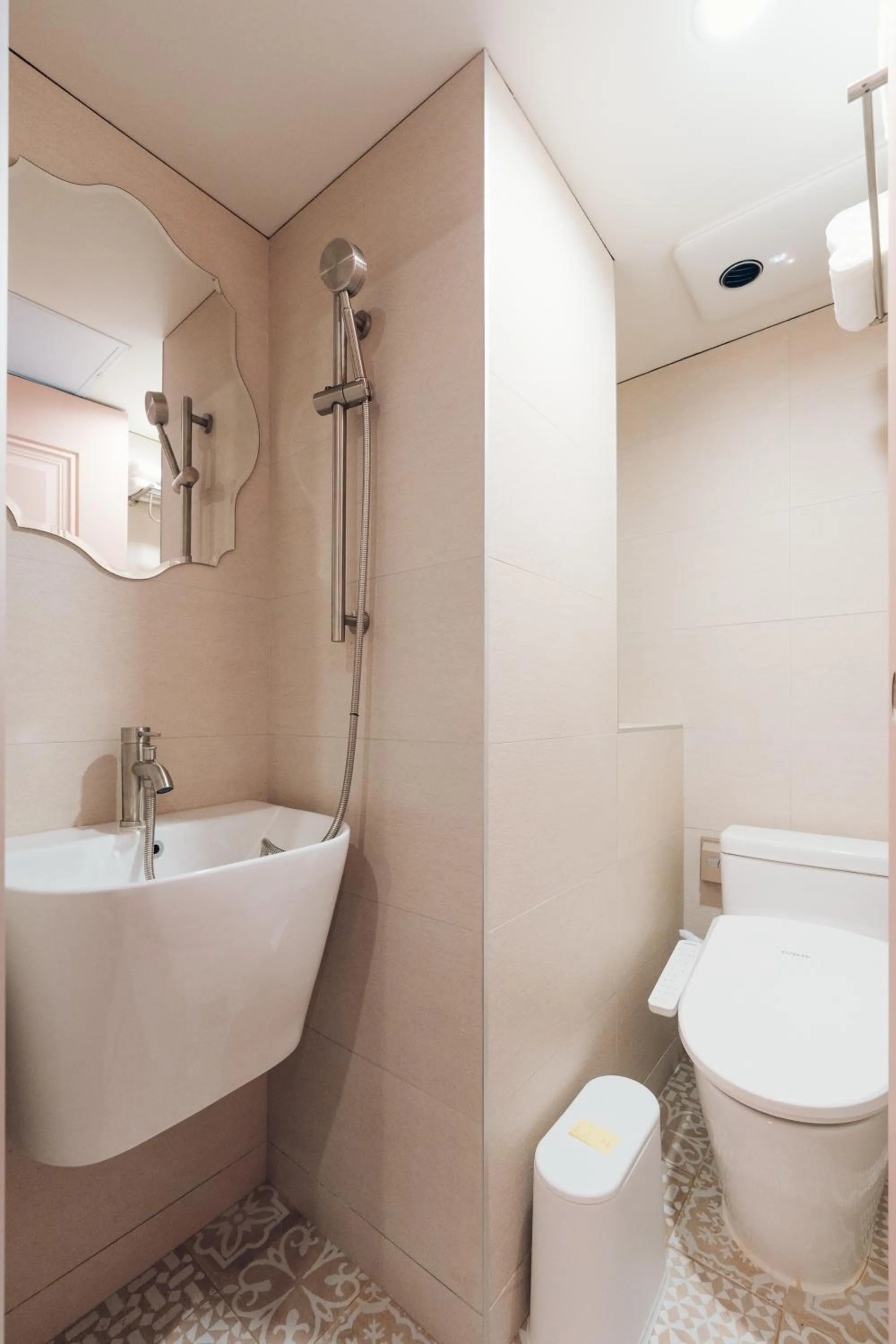 Shower in Monthliv Jongno Jonggak Stay