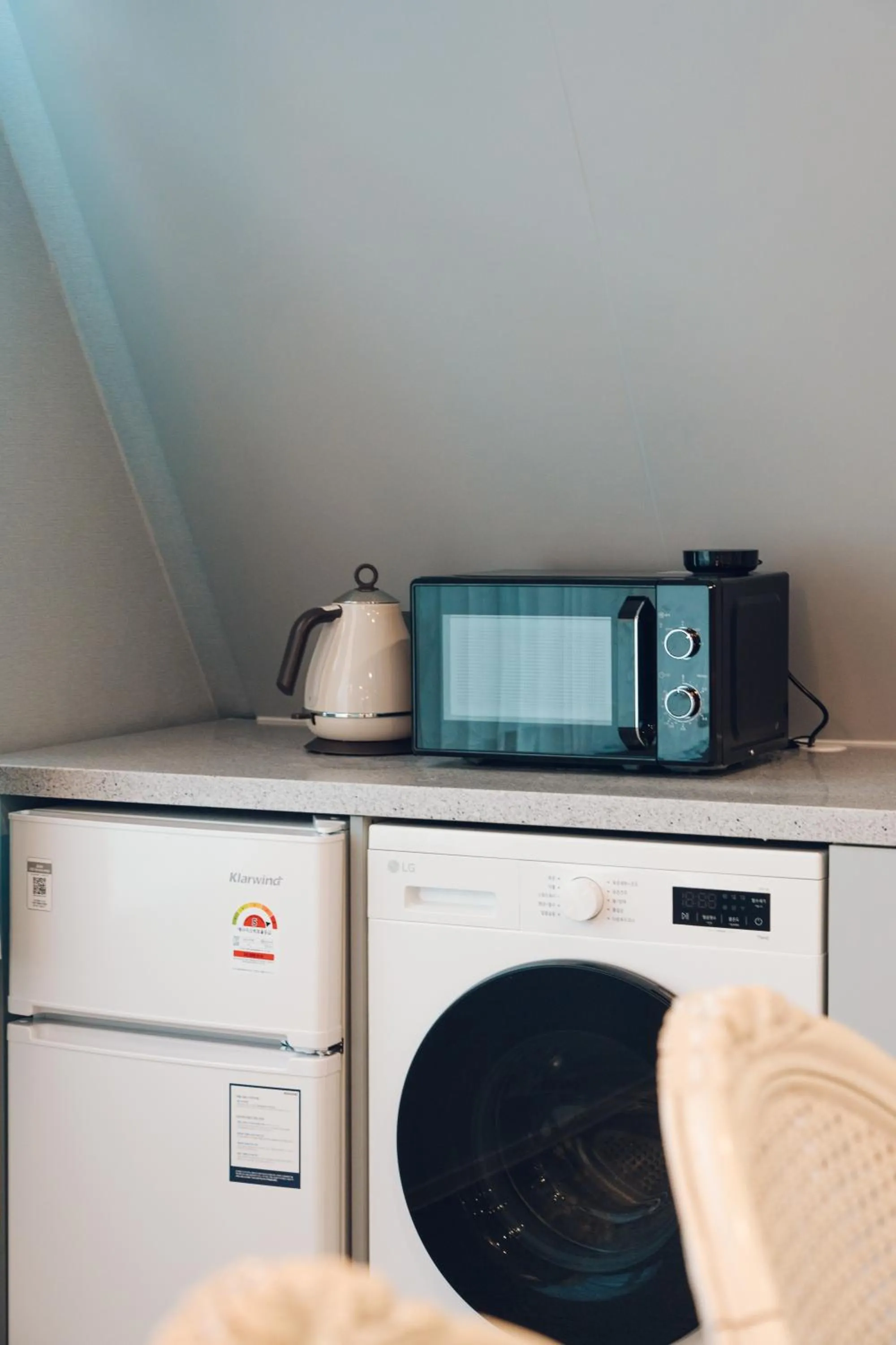 microwave in Monthliv Jongno Jonggak Stay