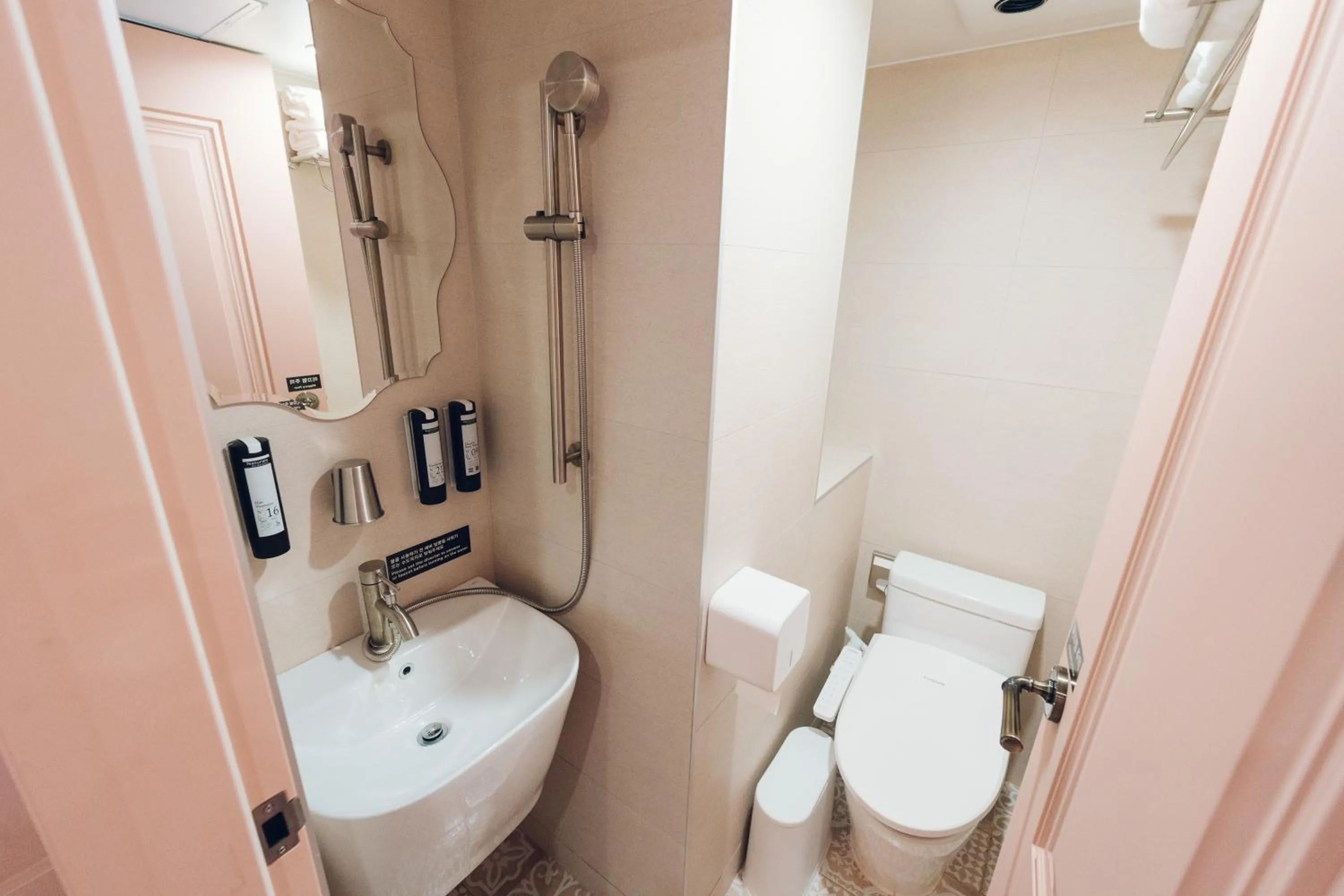 Shower in Monthliv Jongno Jonggak Stay
