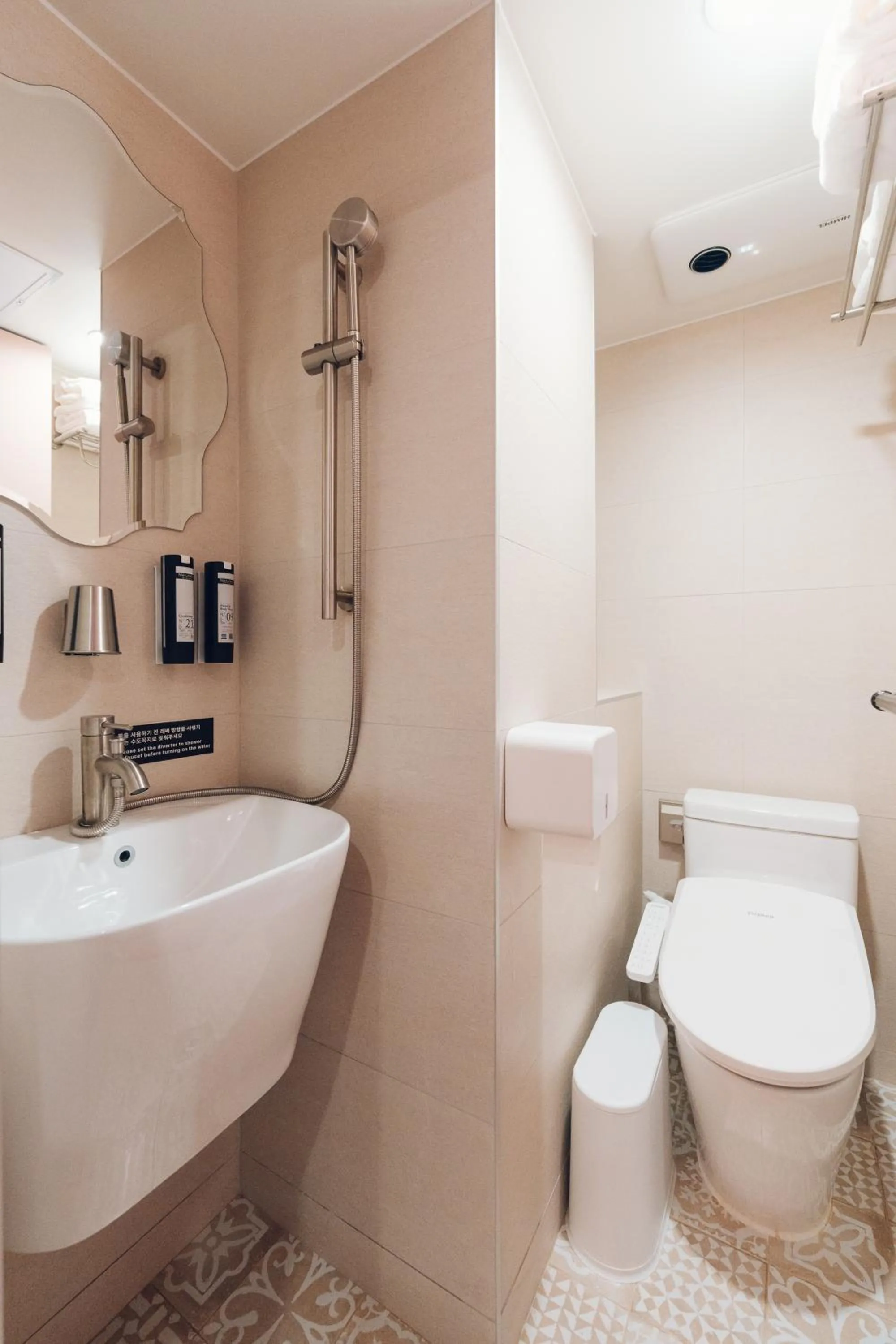 Shower in Monthliv Jongno Jonggak Stay