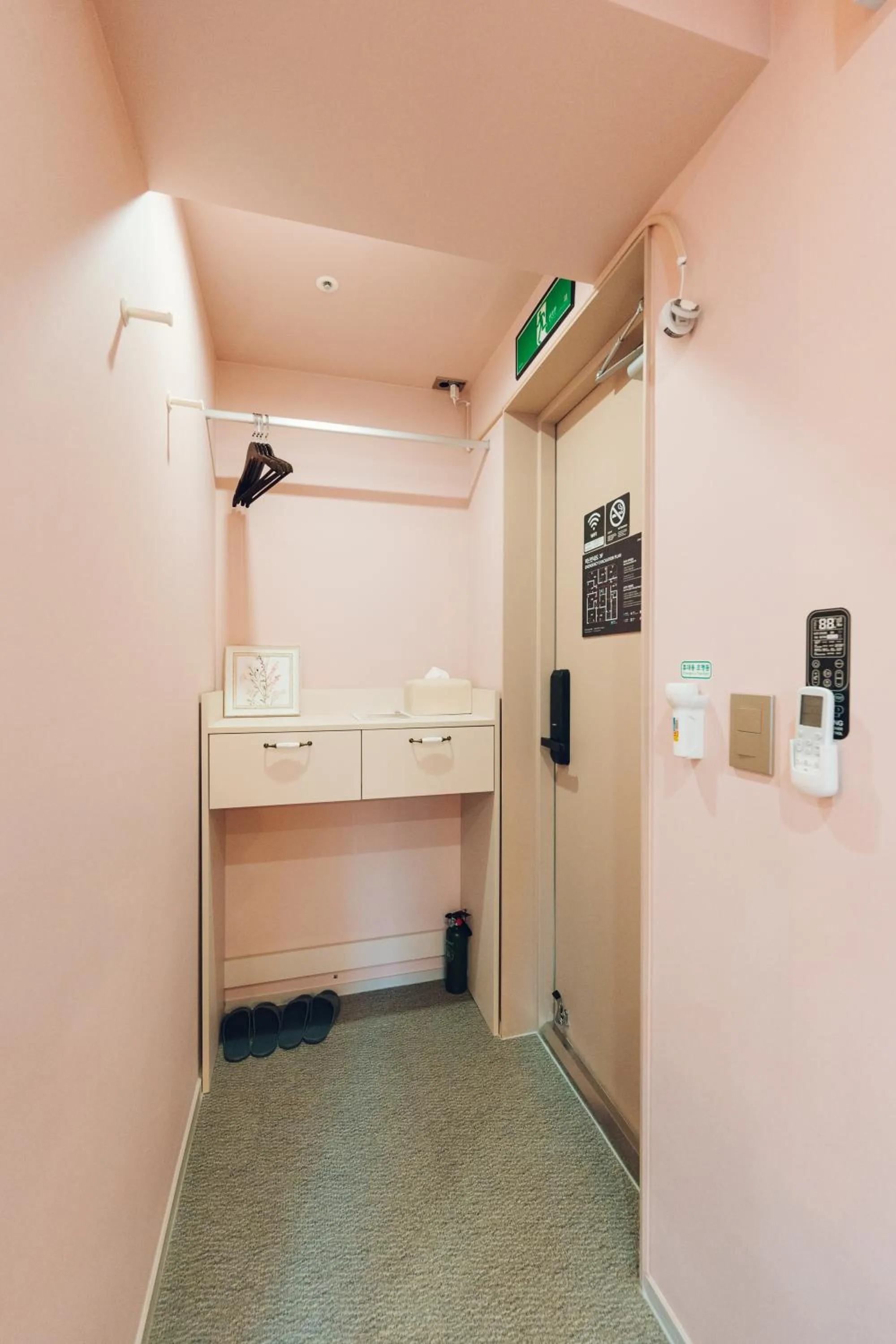 Photo of the whole room in Monthliv Jongno Jonggak Stay