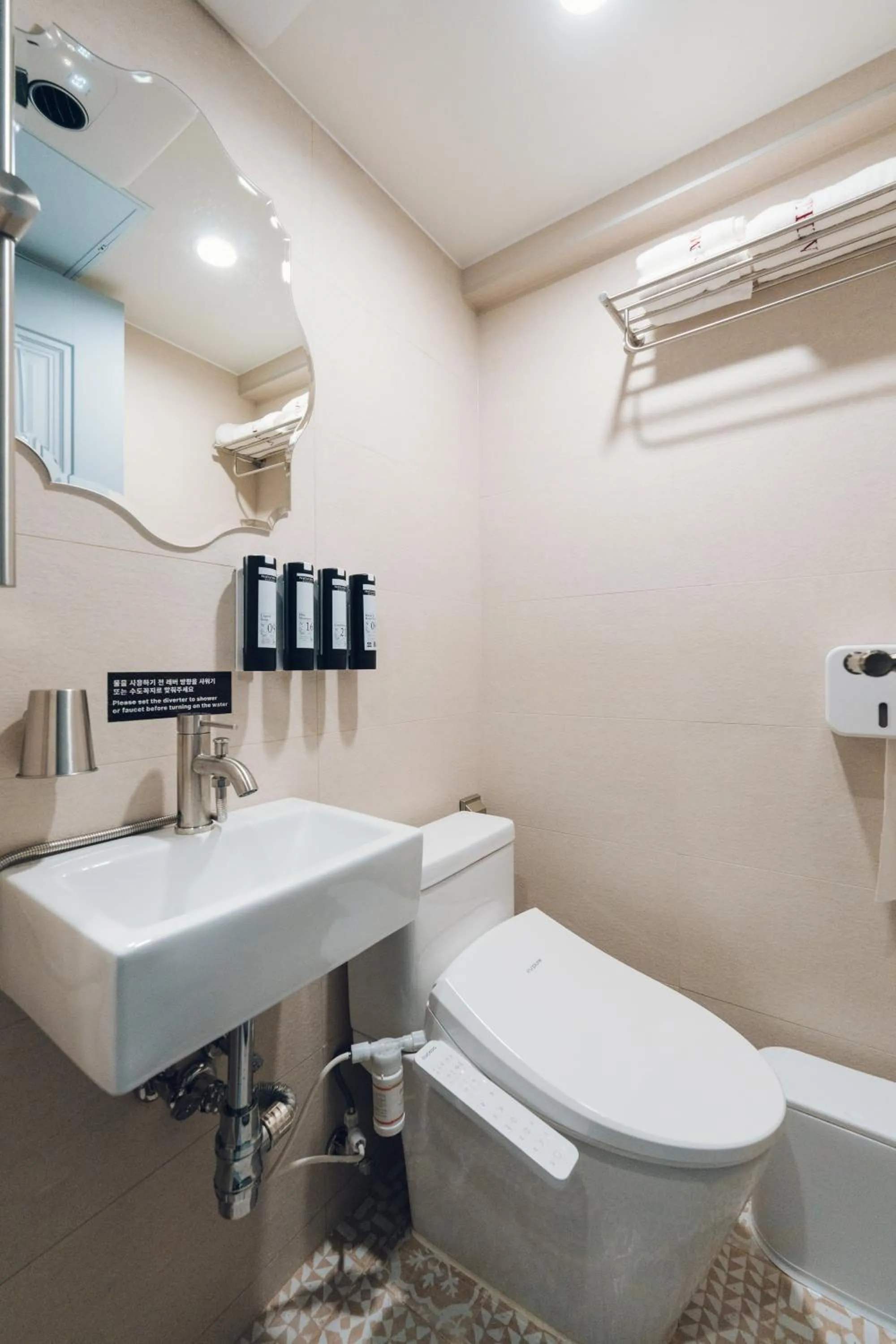 Toilet in Monthliv Jongno Jonggak Stay