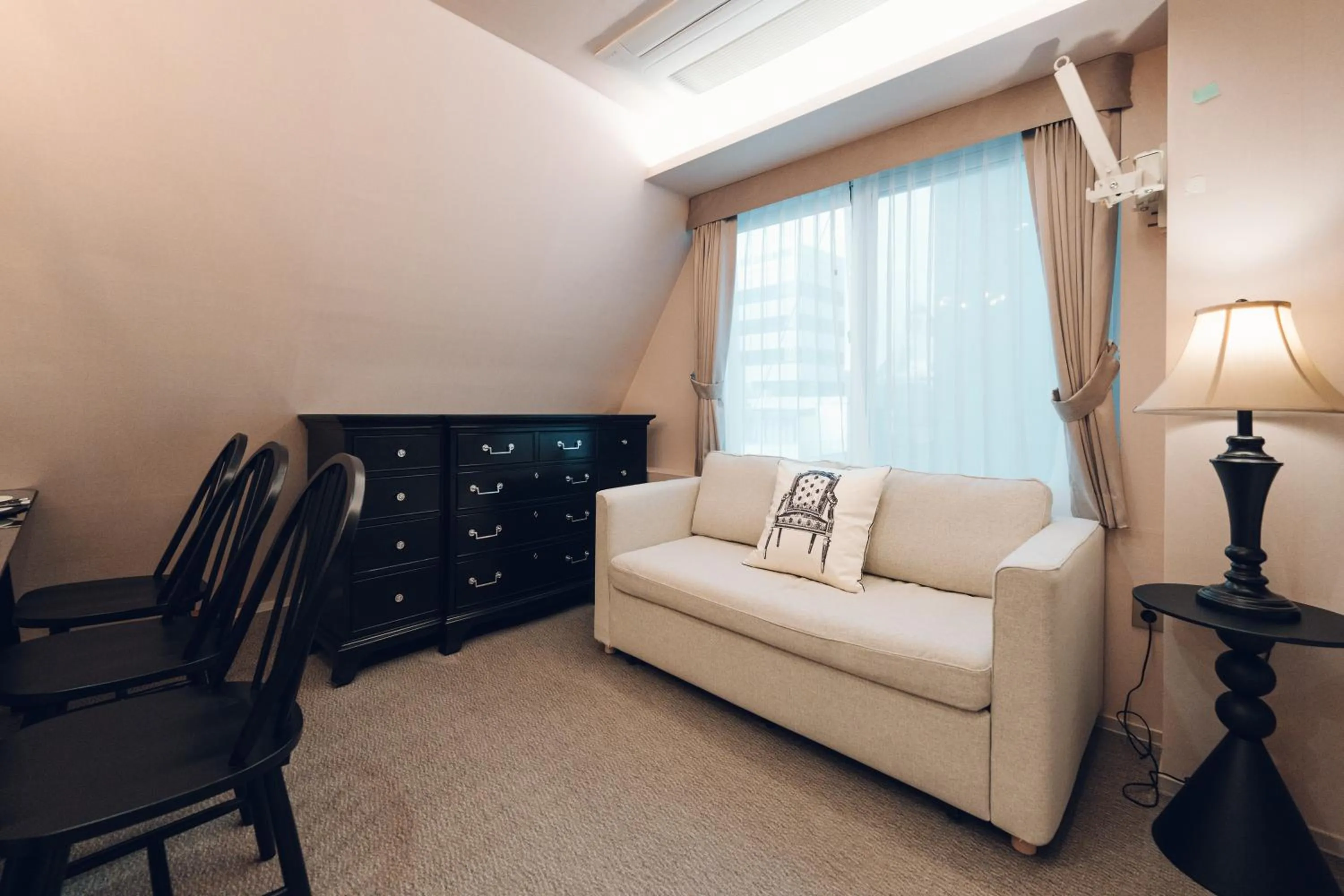 Photo of the whole room in Monthliv Jongno Jonggak Stay